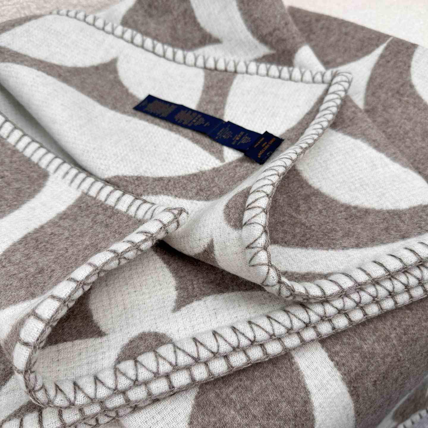 Louis Vuitton LV Medallion Blanket  M79275 - DopestKickz