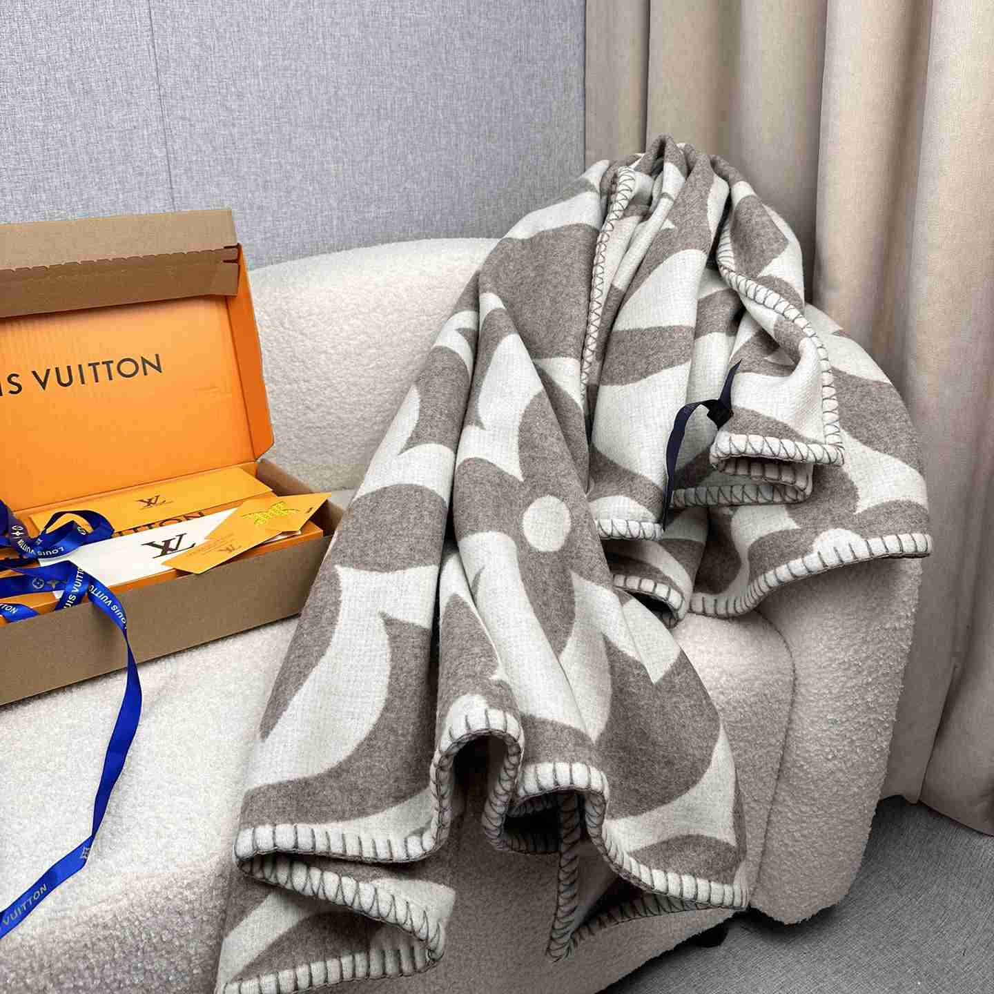 Louis Vuitton LV Medallion Blanket  M79275 - DopestKickz
