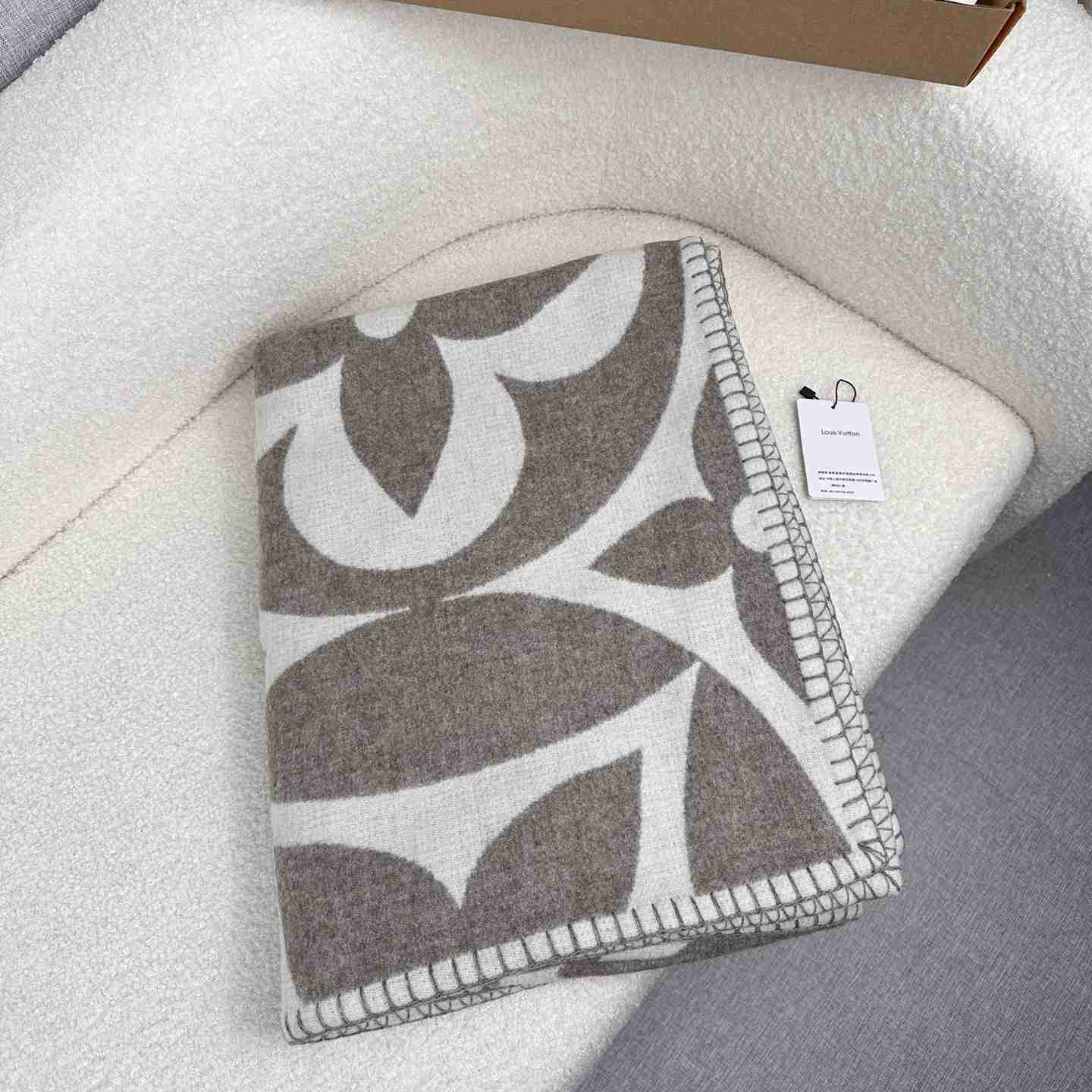 Louis Vuitton LV Medallion Blanket  M79275 - DopestKickz