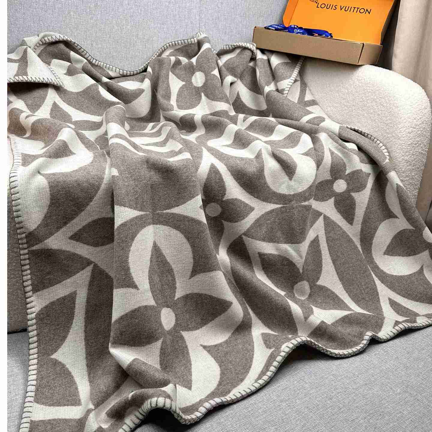 Louis Vuitton LV Medallion Blanket  M79275 - DopestKickz