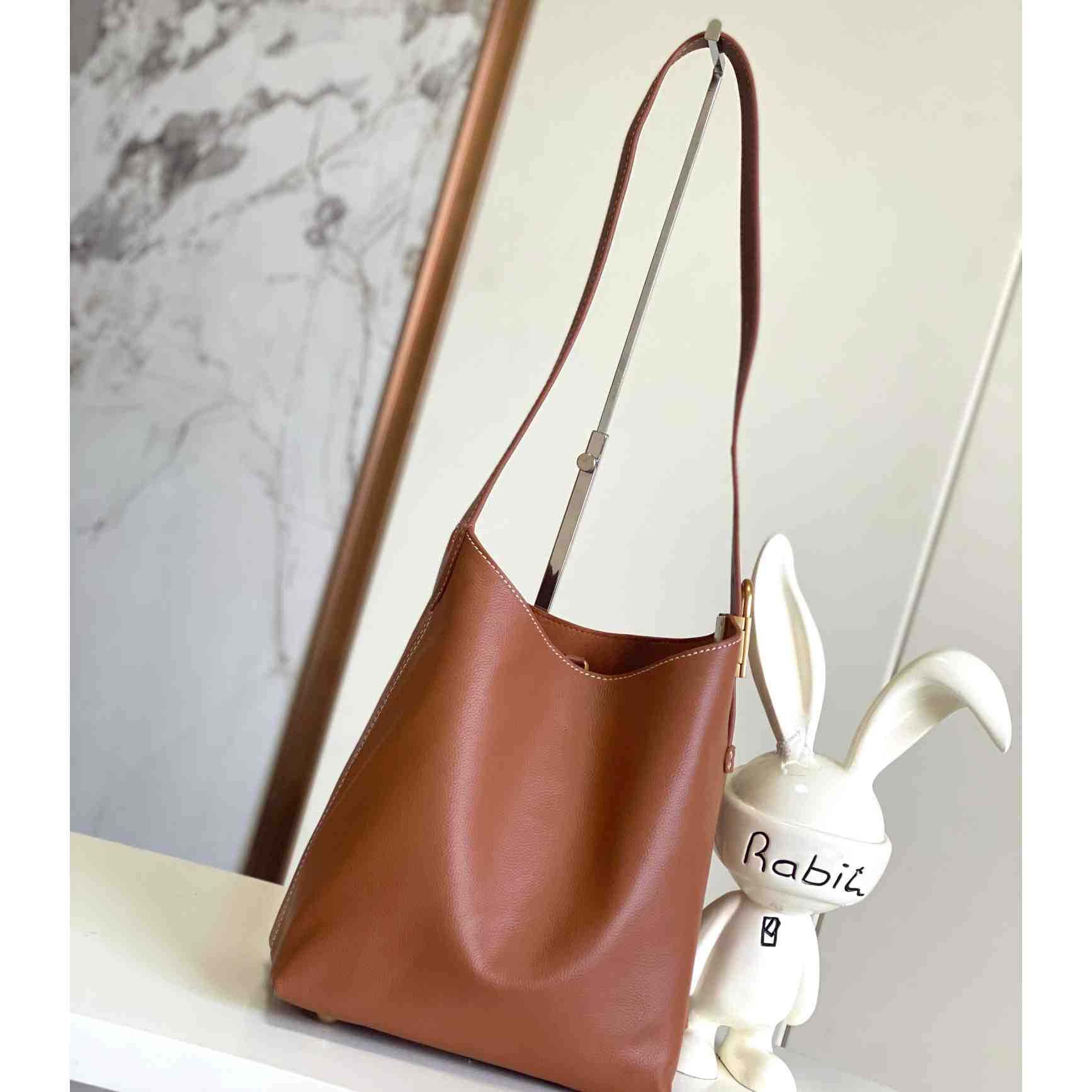 Louis Vuitton Low Key Hobo PM   M25352 - DopestKickz