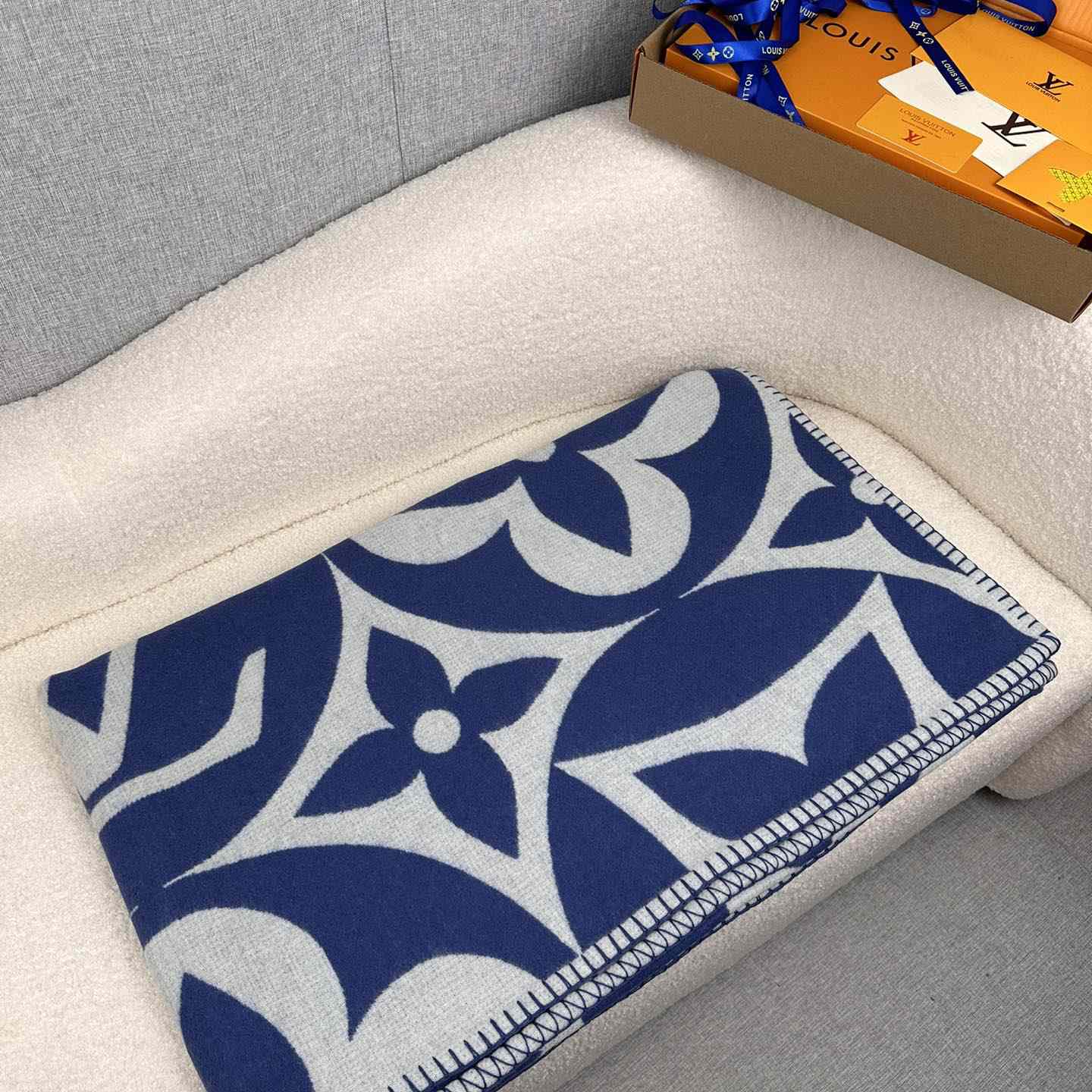 Louis Vuitton LV Medallion Blanket  M79332 - DopestKickz