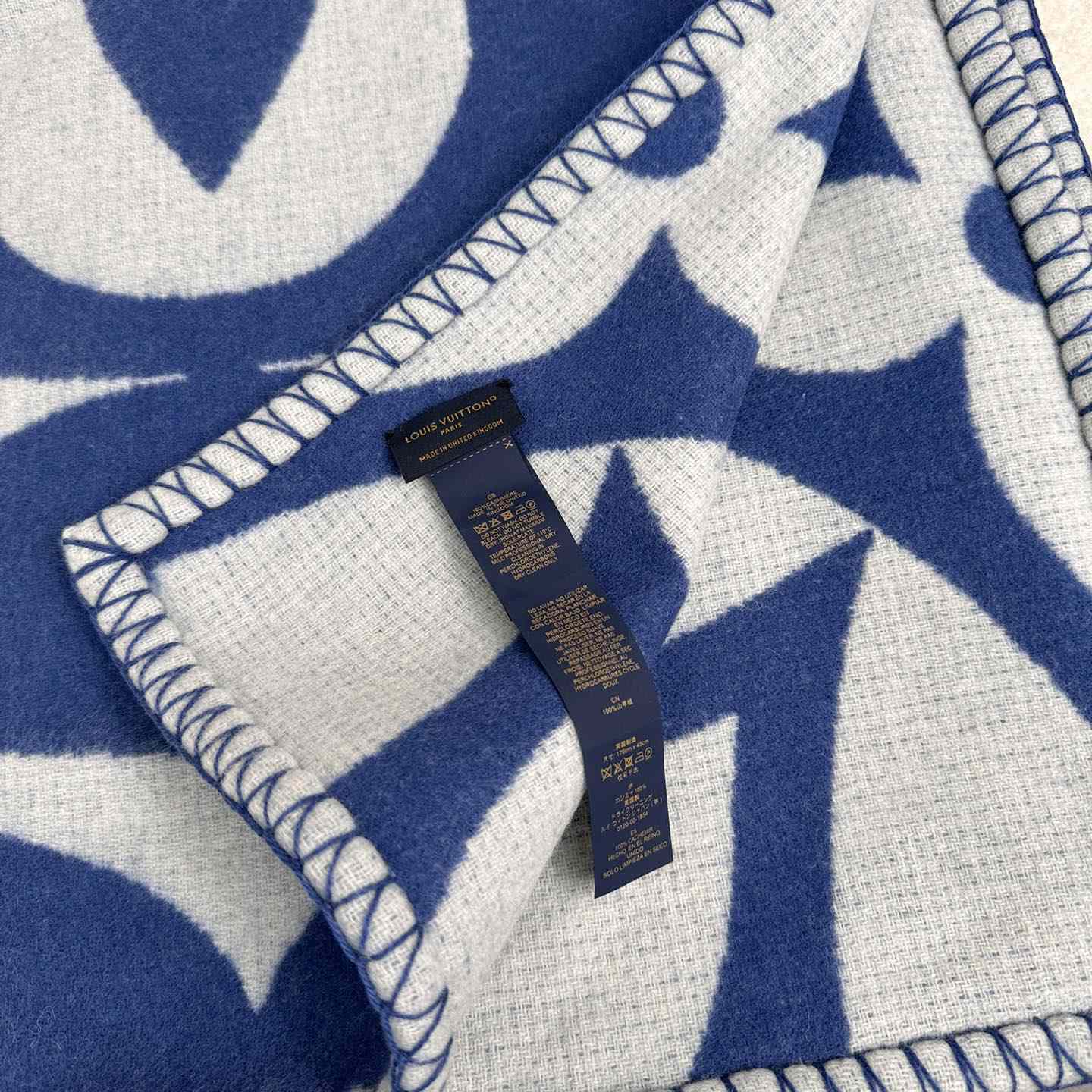 Louis Vuitton LV Medallion Blanket  M79332 - DopestKickz