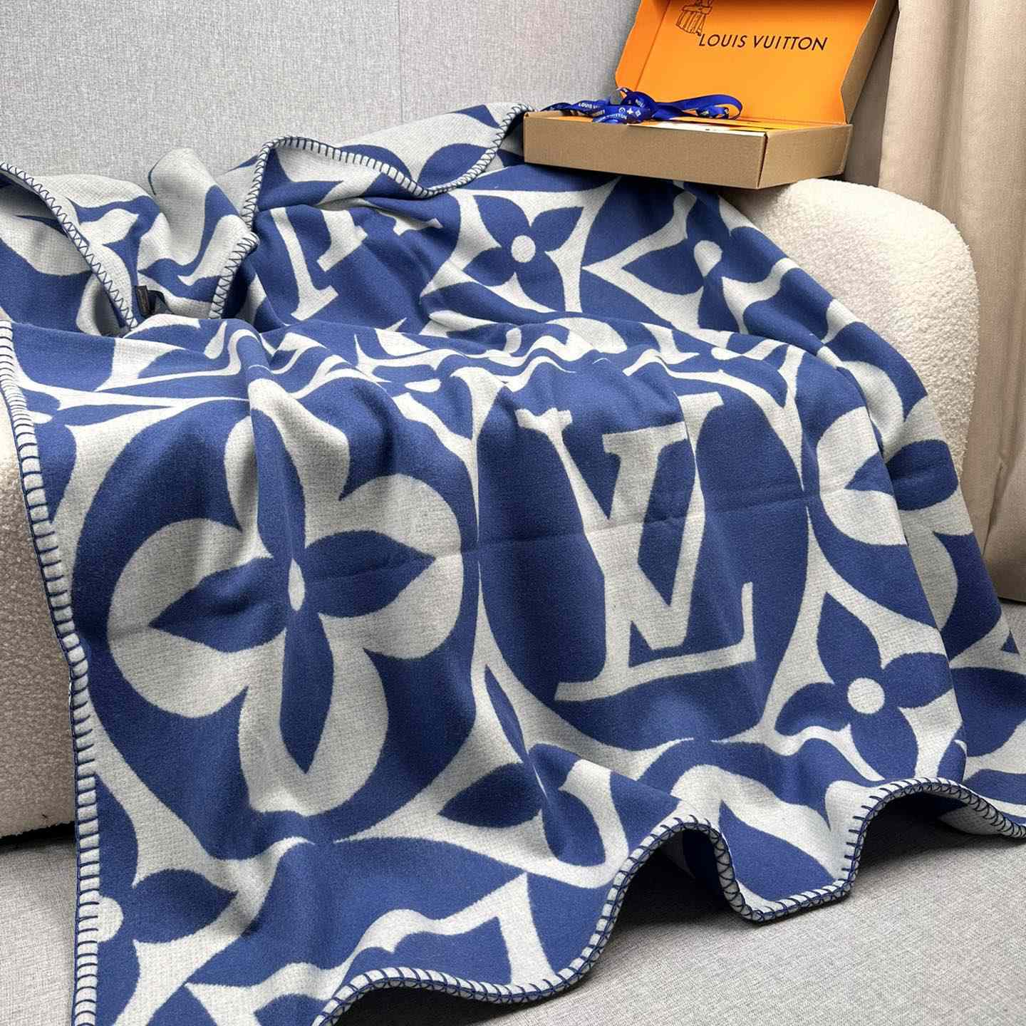 Louis Vuitton LV Medallion Blanket  M79332 - DopestKickz