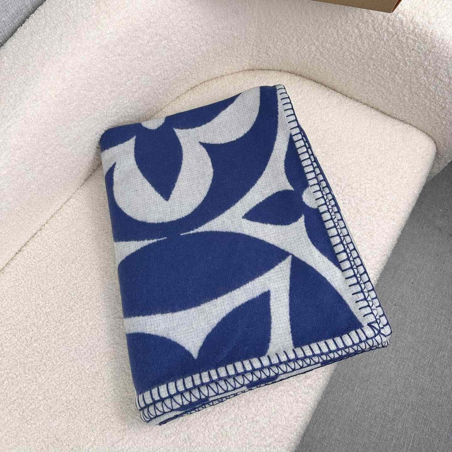 Louis Vuitton LV Medallion Blanket  M79332 - DopestKickz