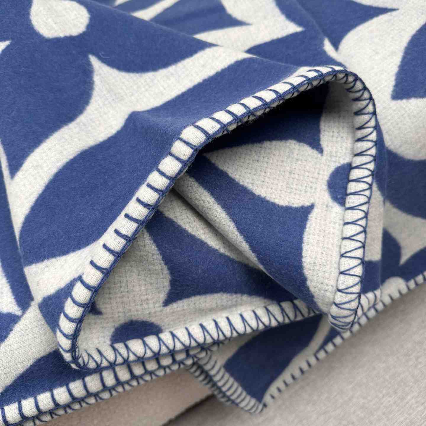 Louis Vuitton LV Medallion Blanket  M79332 - DopestKickz