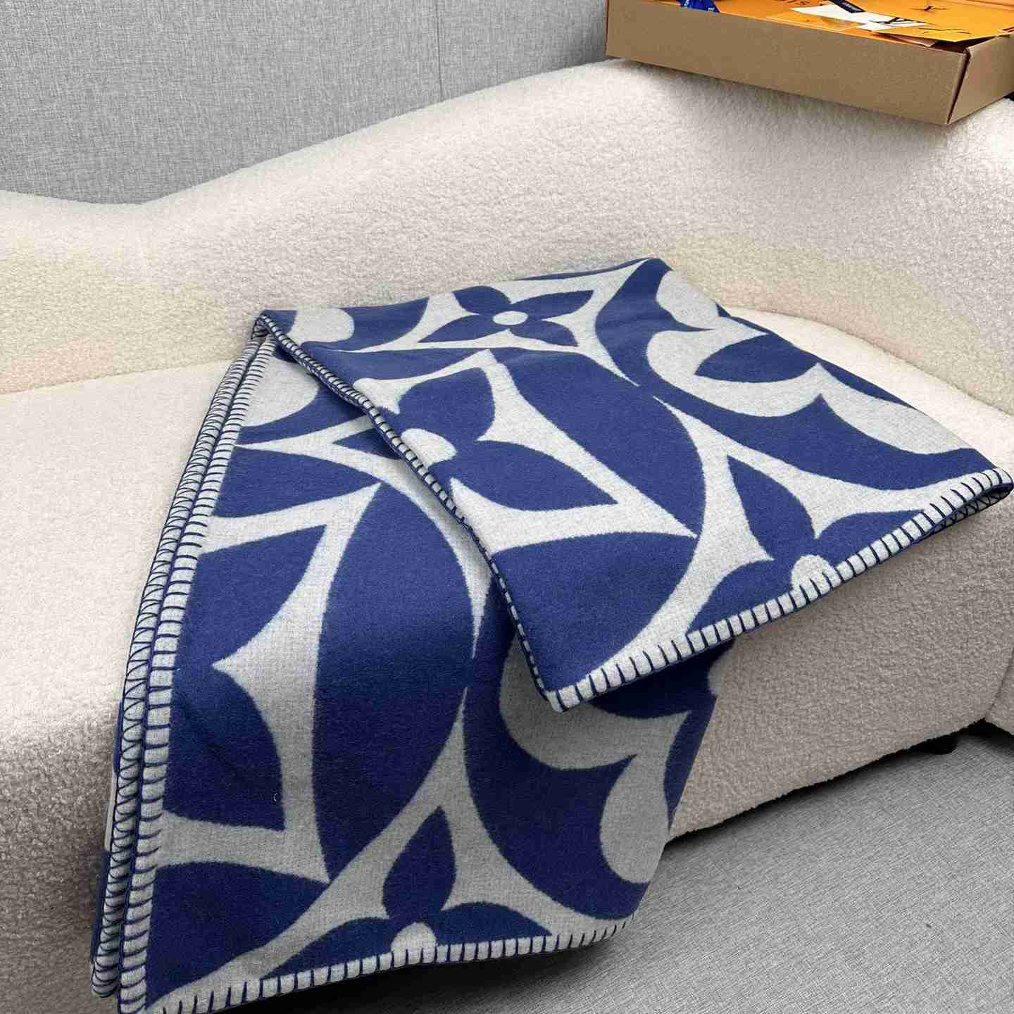 Louis Vuitton LV Medallion Blanket  M79332 - DopestKickz