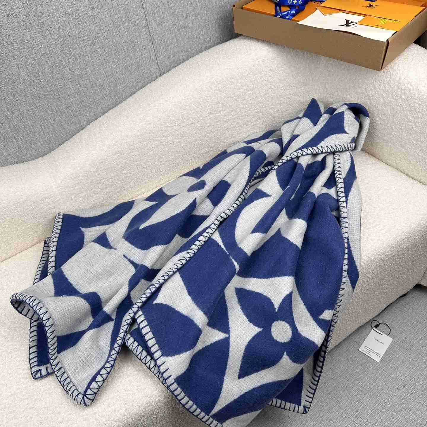 Louis Vuitton LV Medallion Blanket  M79332 - DopestKickz