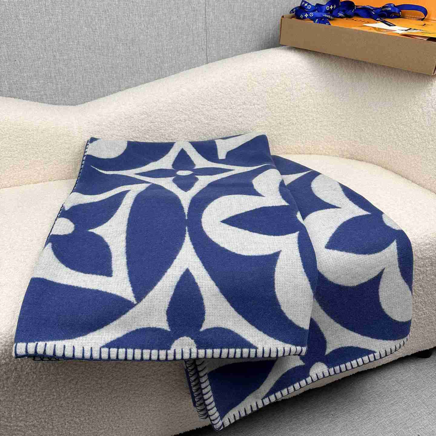 Louis Vuitton LV Medallion Blanket  M79332 - DopestKickz