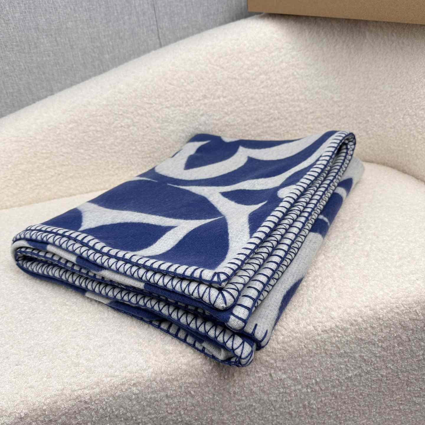 Louis Vuitton LV Medallion Blanket  M79332 - DopestKickz