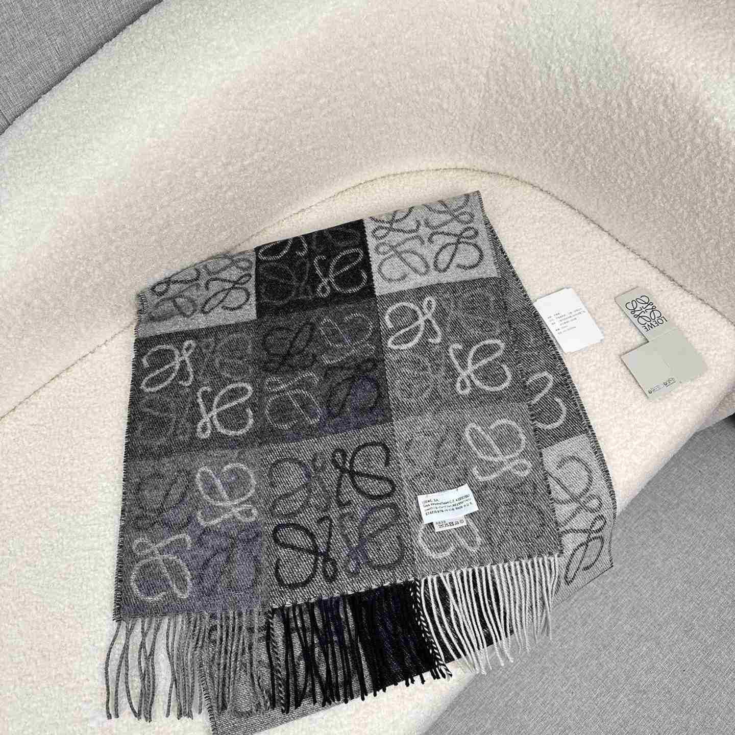 Loewe Scarf In Wool And Cashmere - DopestKickz