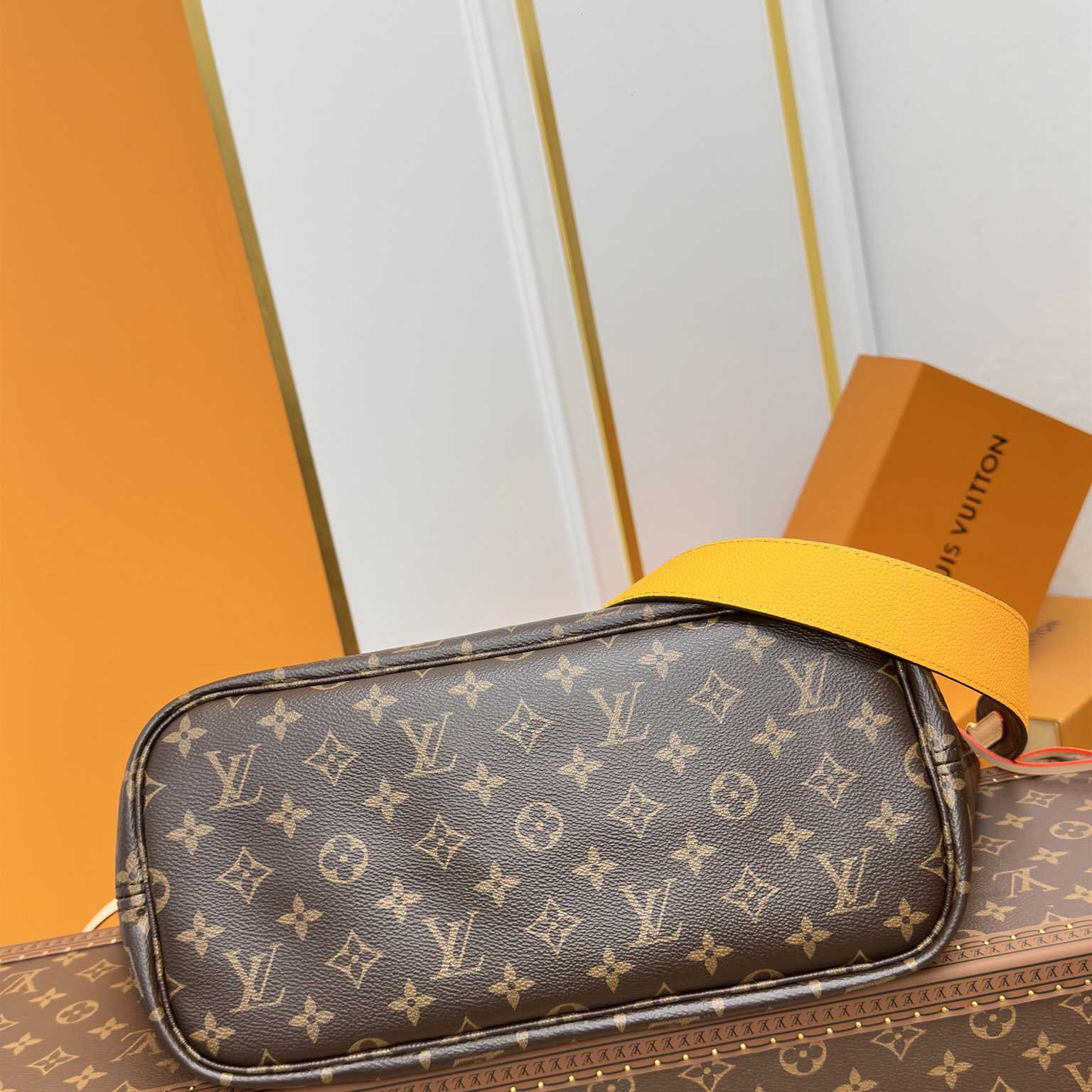 Louis Vuitton Neverfull Bandoulière Inside Out MM   M12096 - DopestKickz