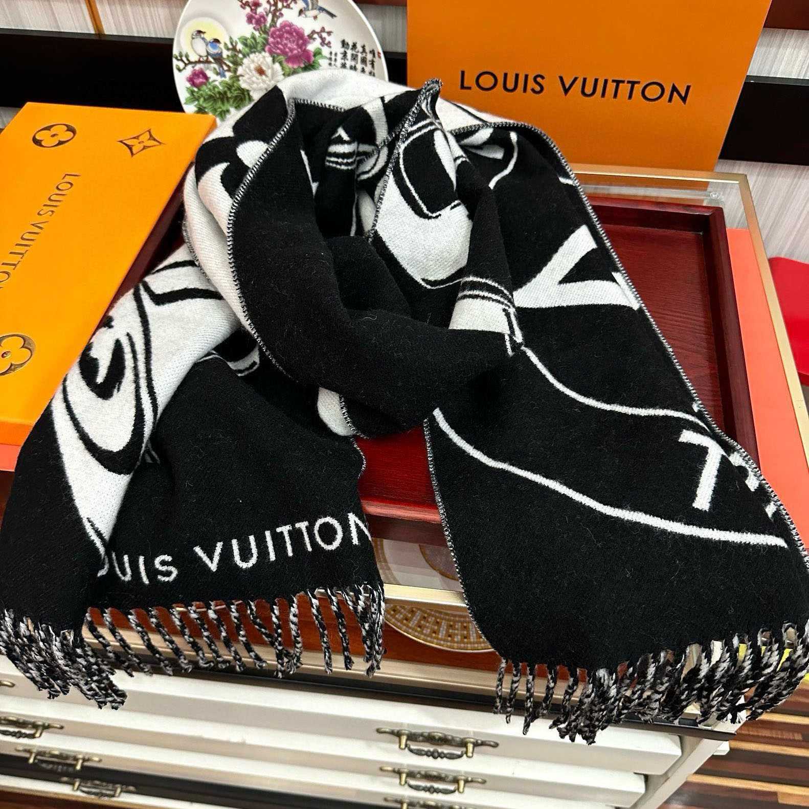 Louis Vuitton Lock And Keys Scarf  M92855 - DopestKickz