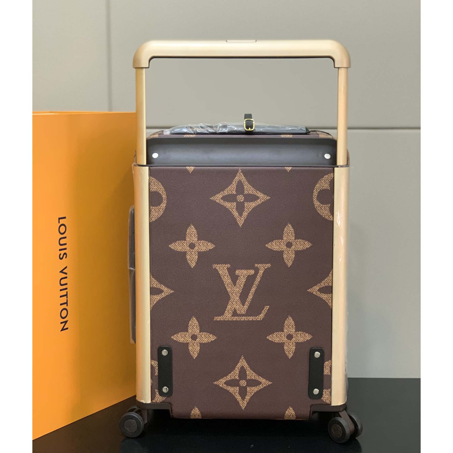 Louis Vuitton Horizon （38 x 55x 21 cm ） - DopestKickz