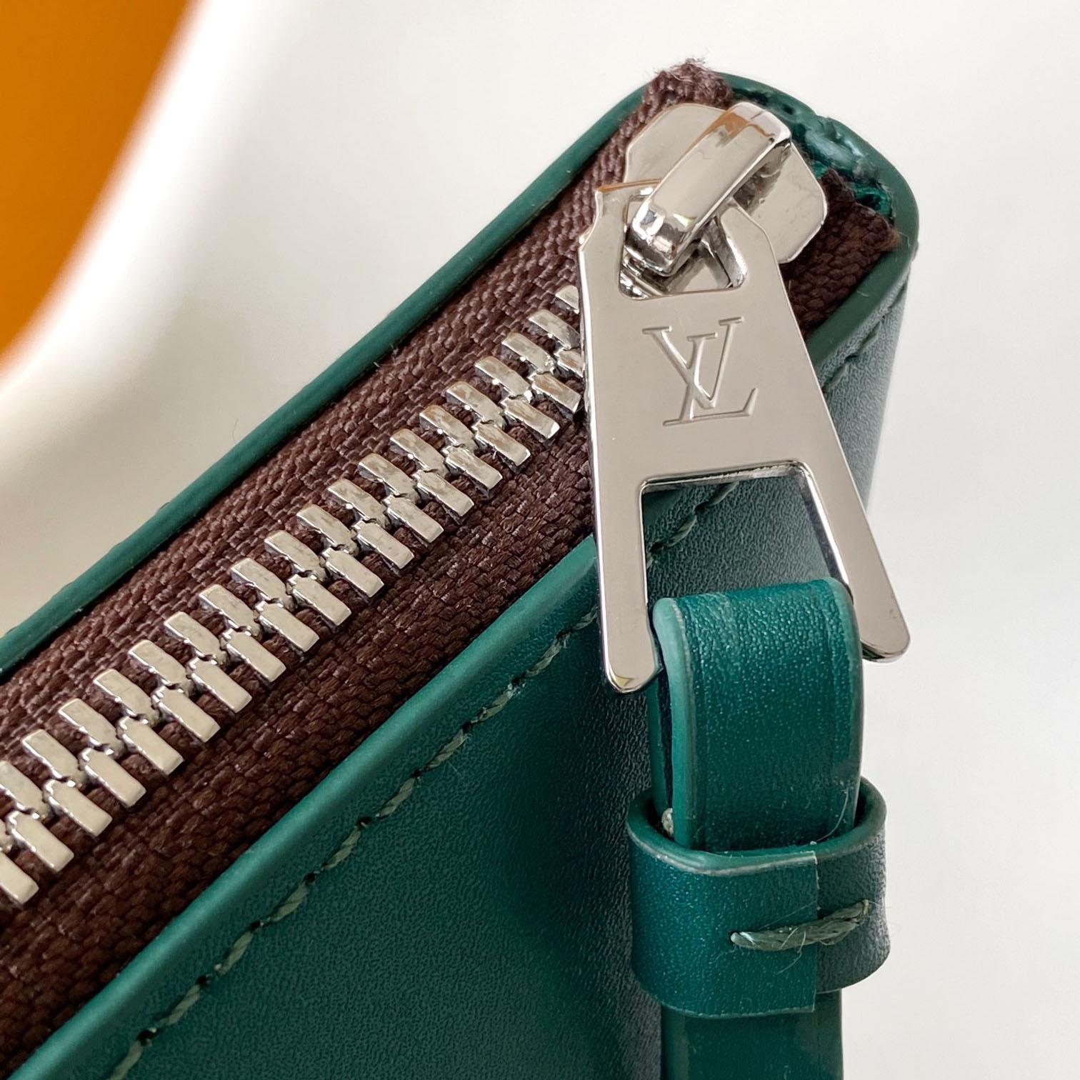 Louis Vuitton Pochette Voyage Souple    M13199 - DopestKickz