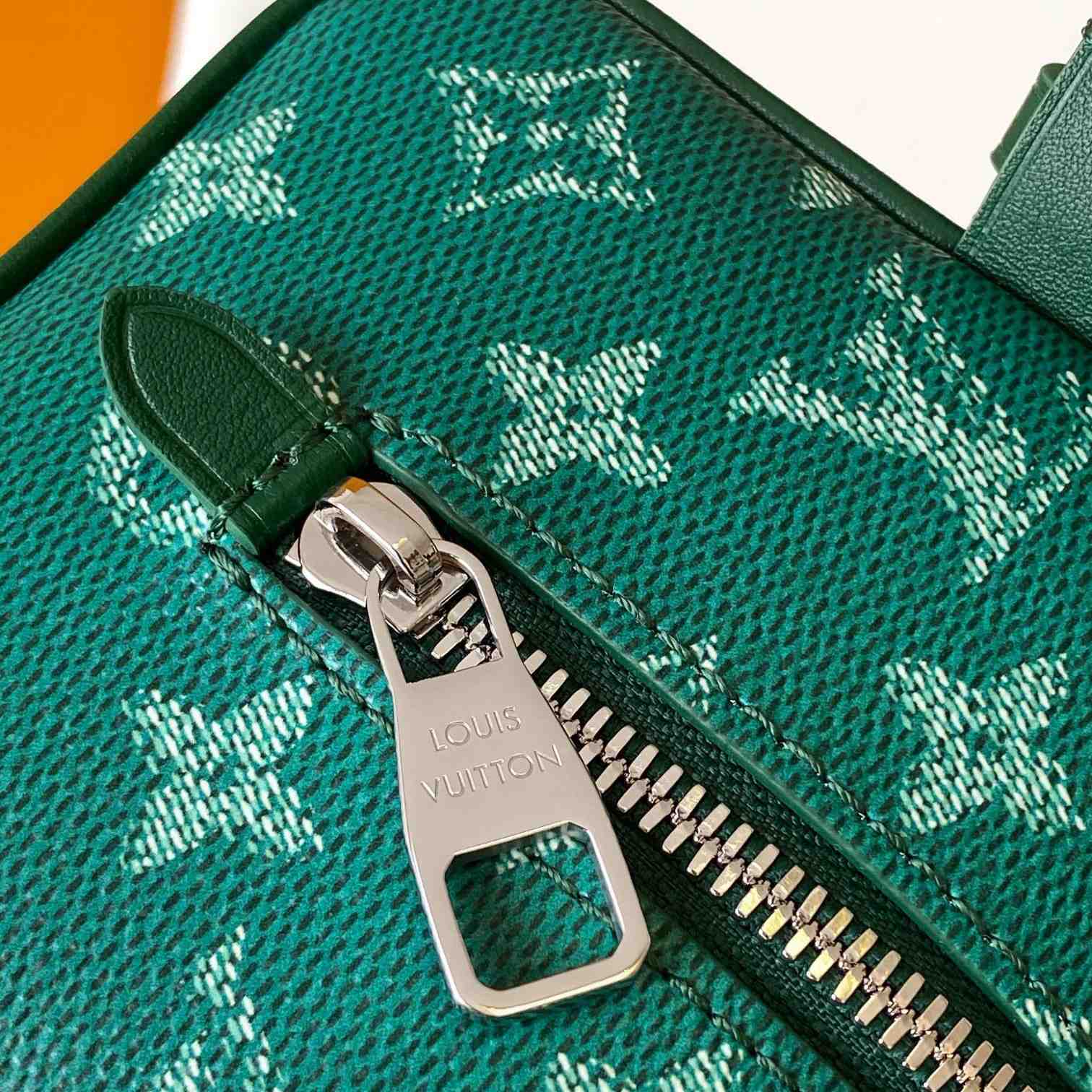 Louis Vuitton Locker Dopp Kit    M12688 - DopestKickz