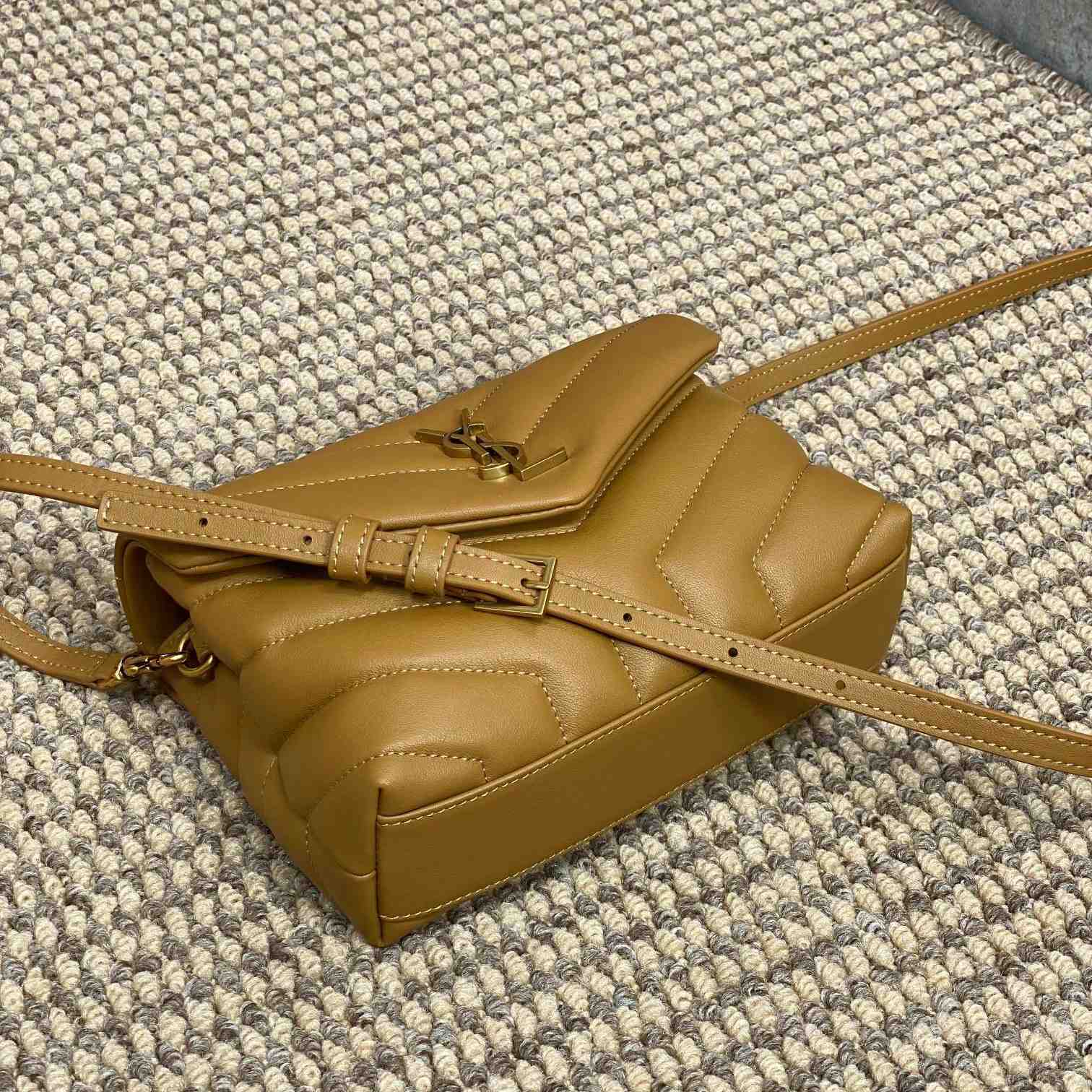 Saint Laurent Loulou Shoulder Bag   20x7x15cm - DopestKickz