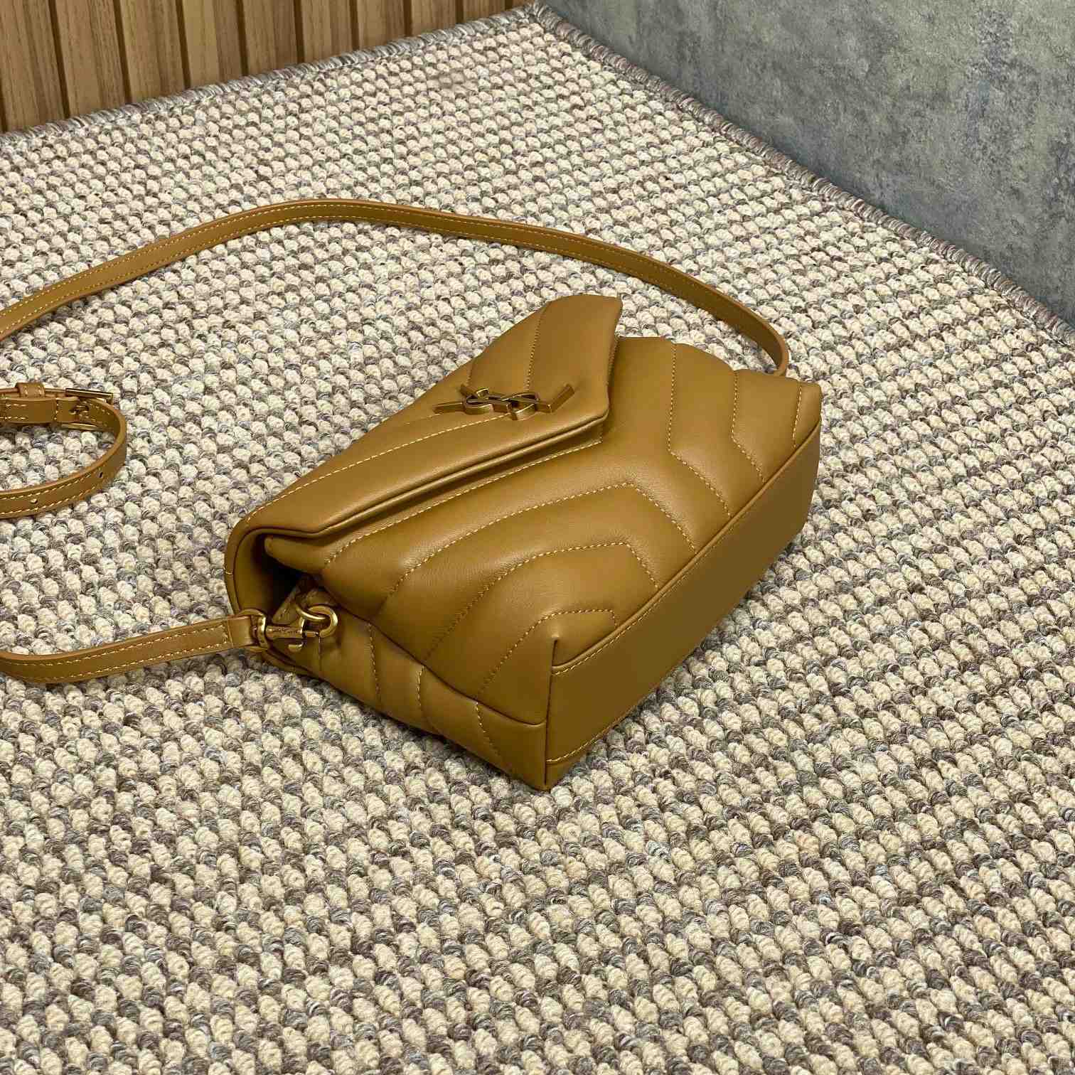 Saint Laurent Loulou Shoulder Bag   20x7x15cm - DopestKickz