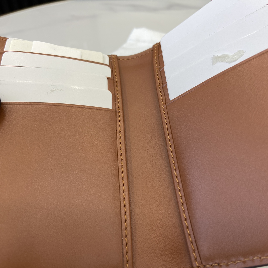 Gucci GG Emblem Bi-fold Card Case  - DopestKickz