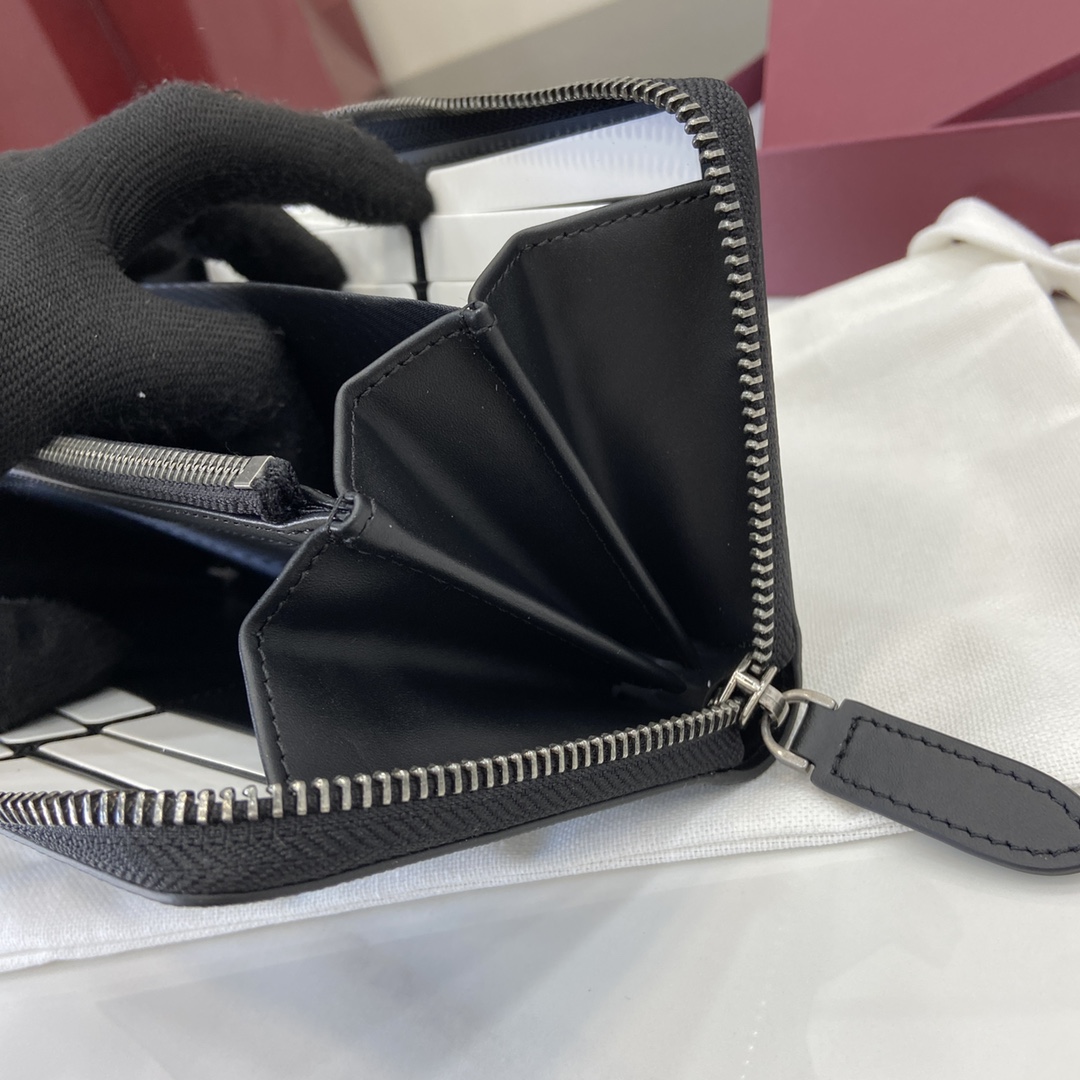 Gucci GG Emblem Around Wallet - DopestKickz