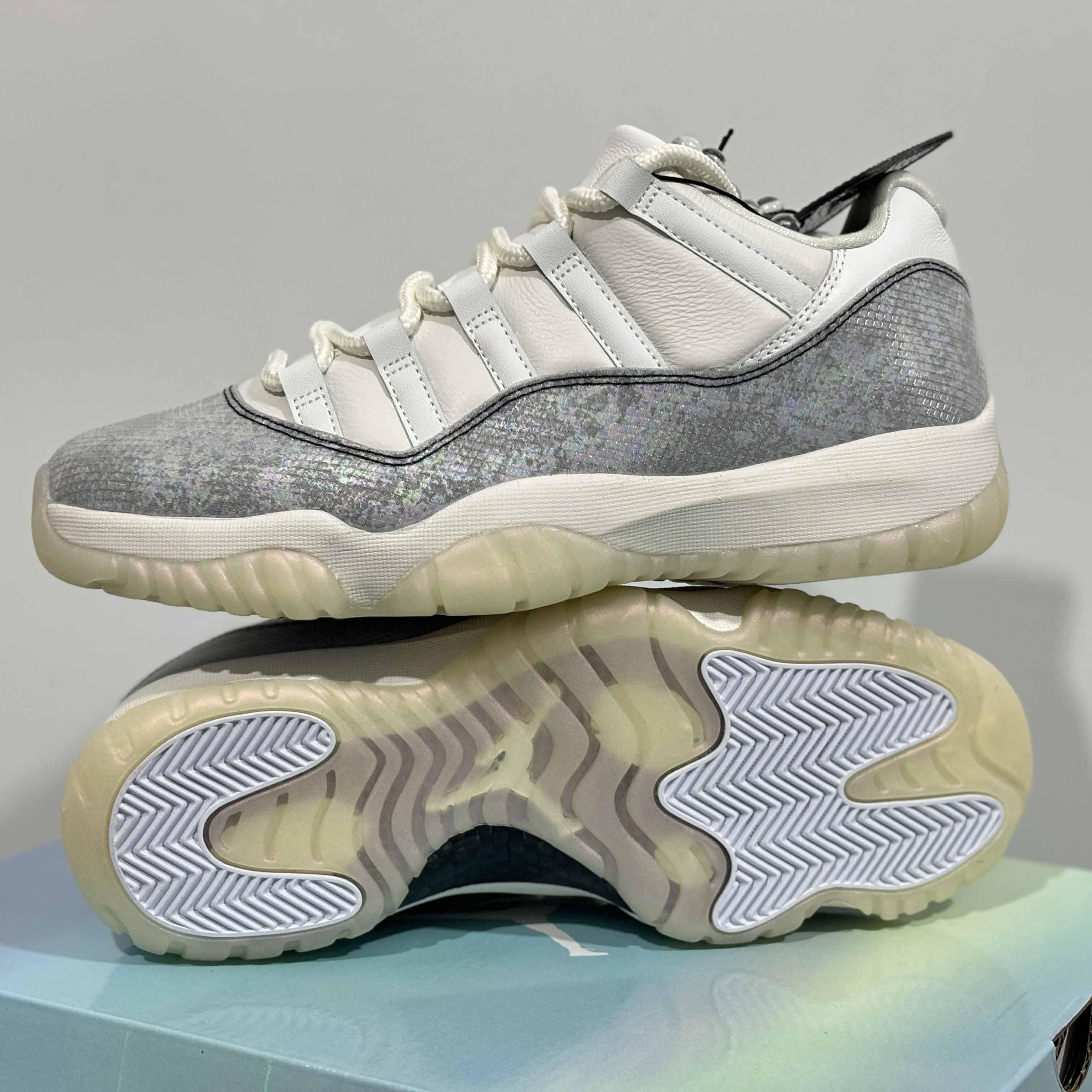 Air Jordan 11 Low Sneaker   HQ7000-001 - DopestKickz