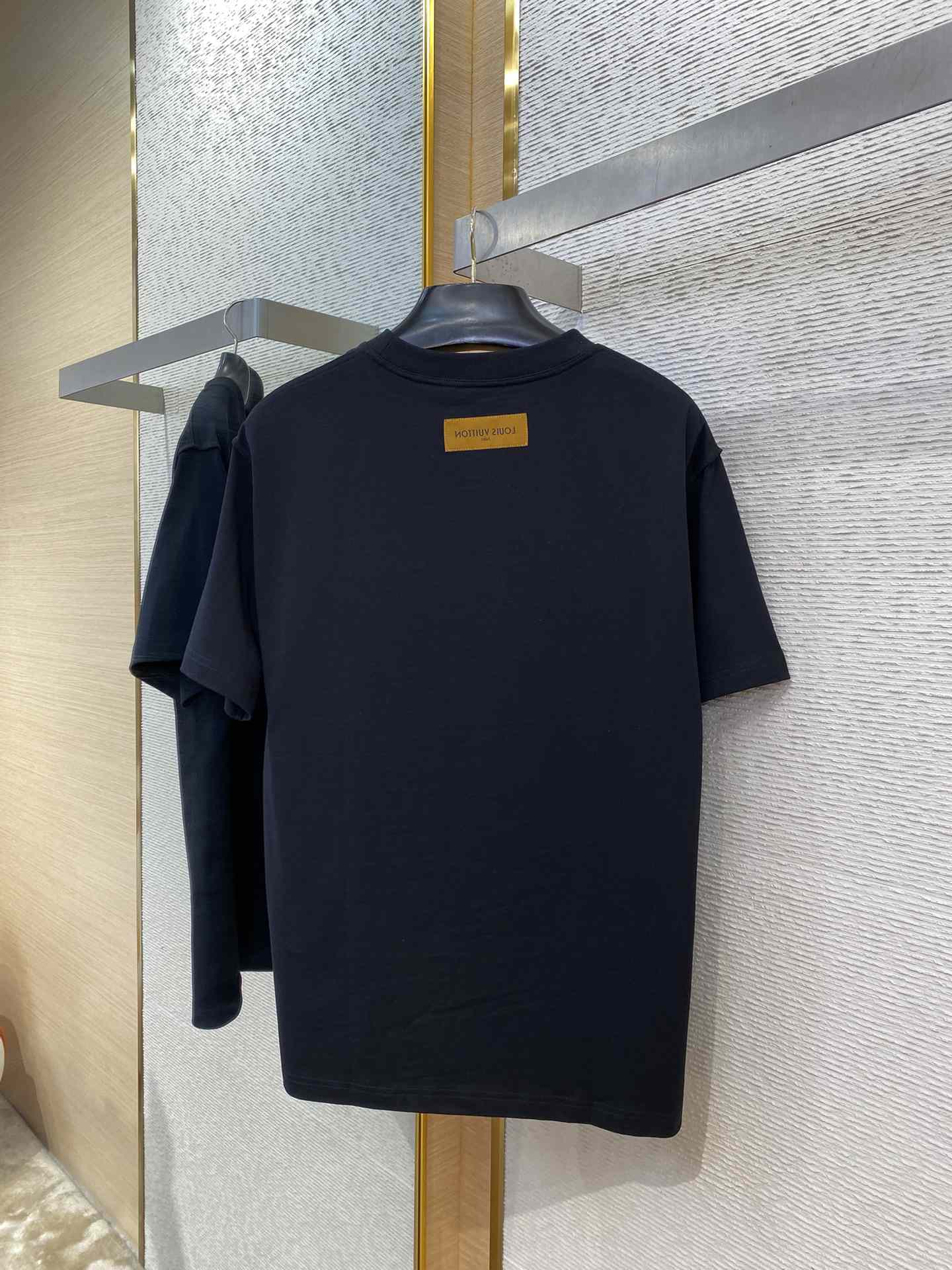 Louis Vuitton Embossed LV T-Shirt    1AGIJ4 - DopestKickz