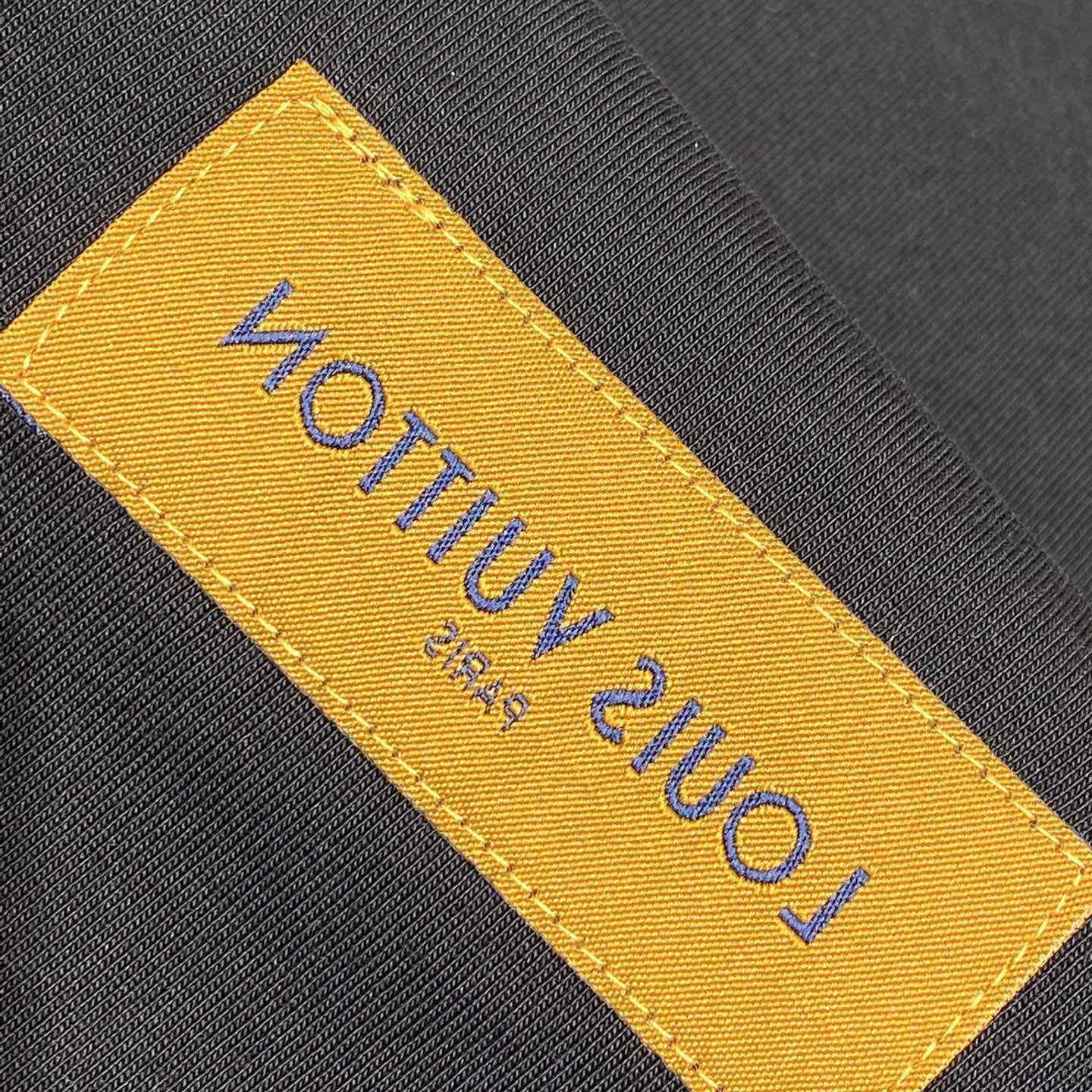 Louis Vuitton Embossed LV T-Shirt    1AGIJ4 - DopestKickz