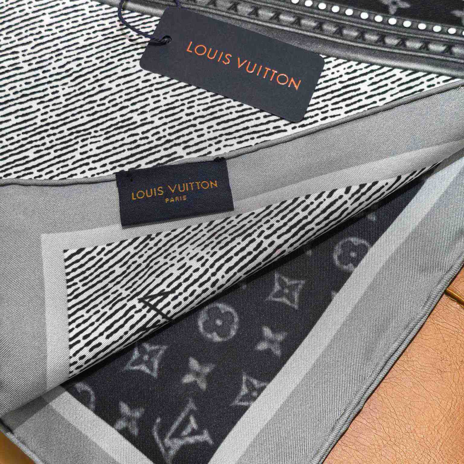 Louis Vuitton Time Trunk Square 90   - DopestKickz