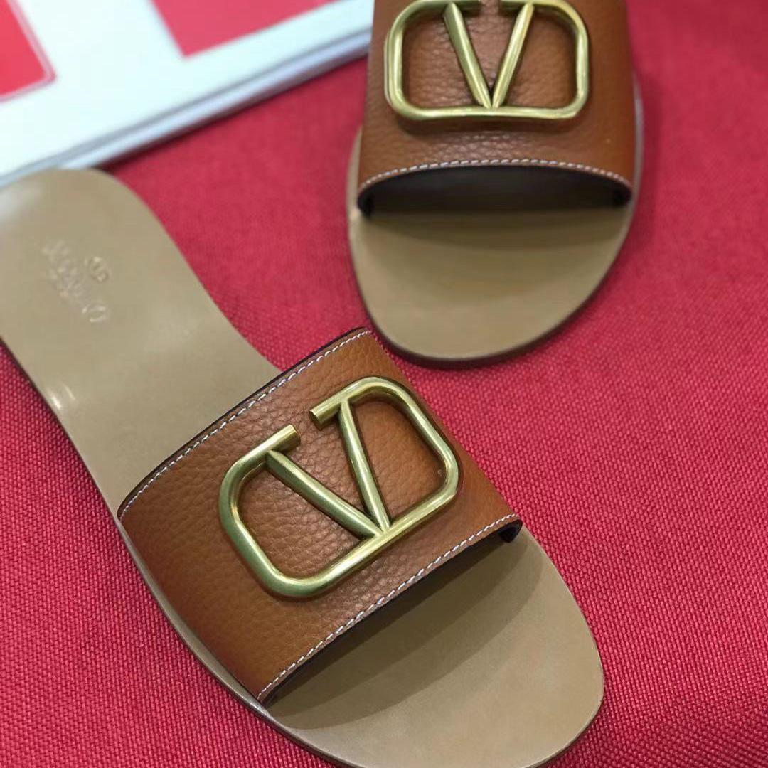 Valenti VLogo Signature Slide Sandal In Grainy Cowhide With  Accessory - DopestKickz