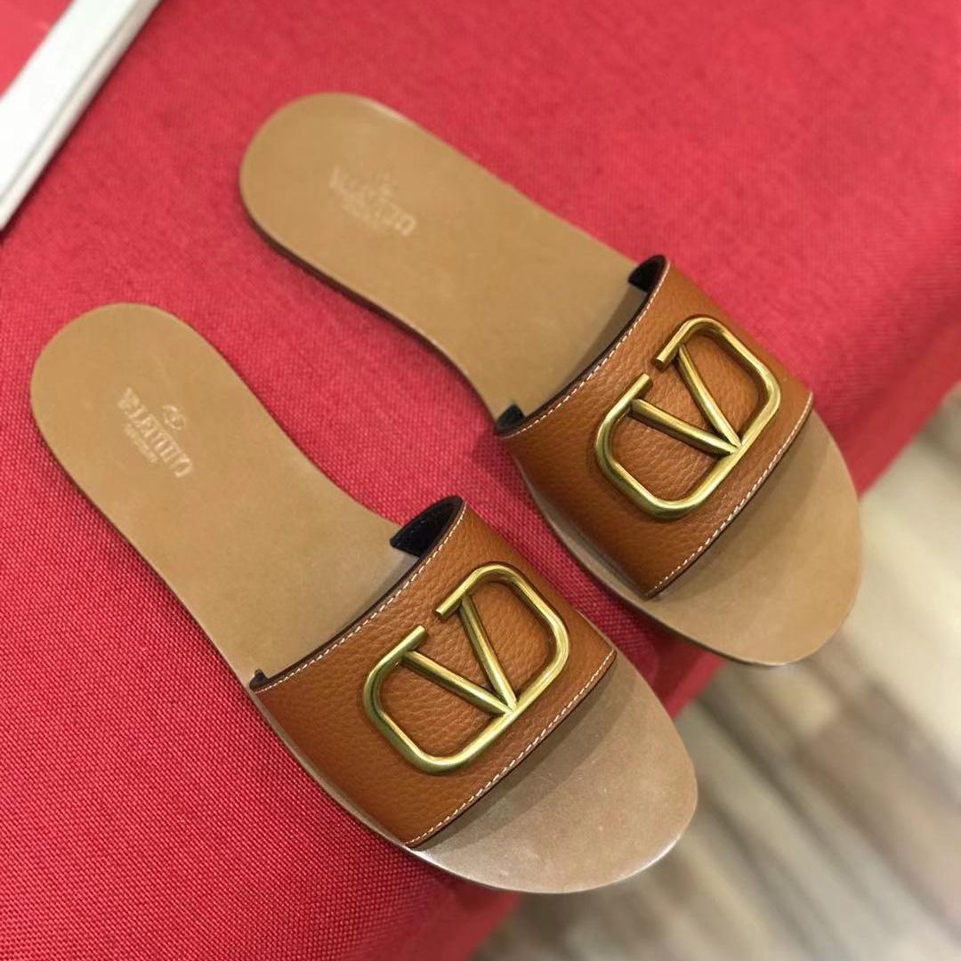 Valenti VLogo Signature Slide Sandal In Grainy Cowhide With  Accessory - DopestKickz