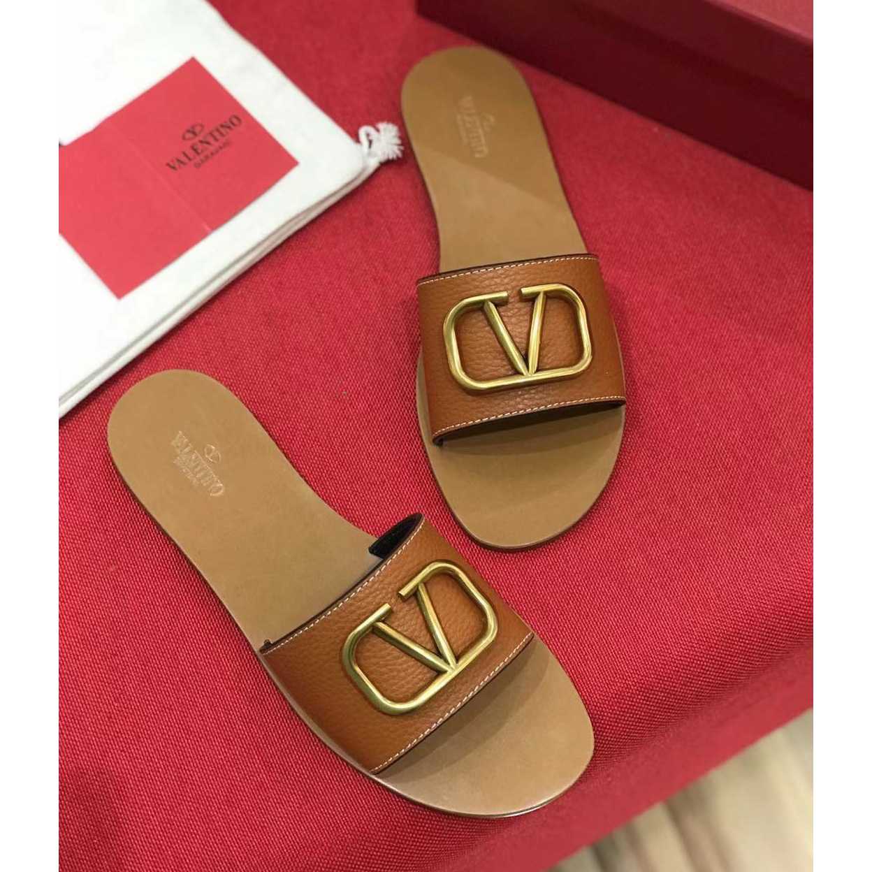 Valenti VLogo Signature Slide Sandal In Grainy Cowhide With  Accessory - DopestKickz