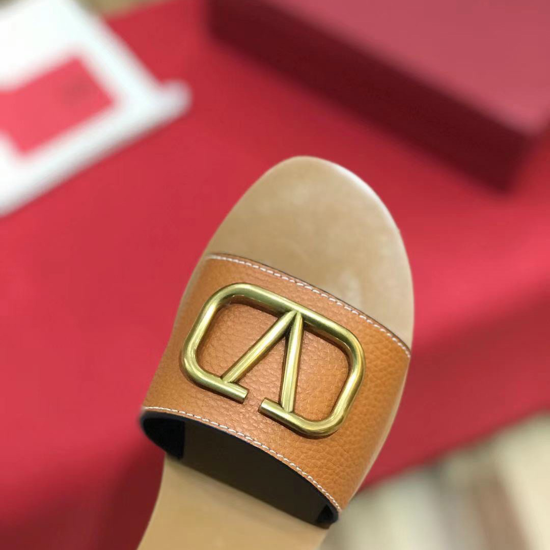 Valenti VLogo Signature Slide Sandal In Grainy Cowhide With  Accessory - DopestKickz