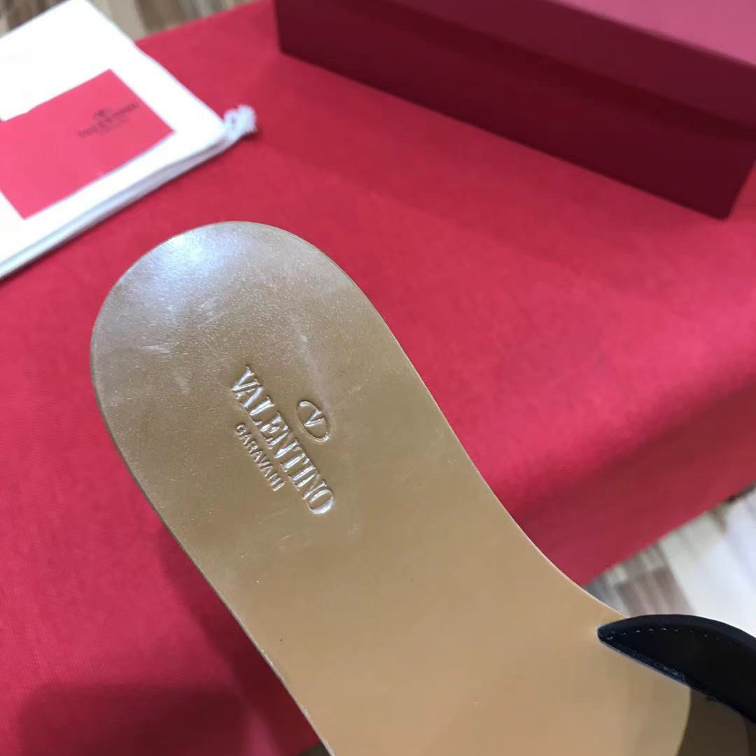 Valenti VLogo Signature Slide Sandal In Grainy Cowhide With  Accessory - DopestKickz