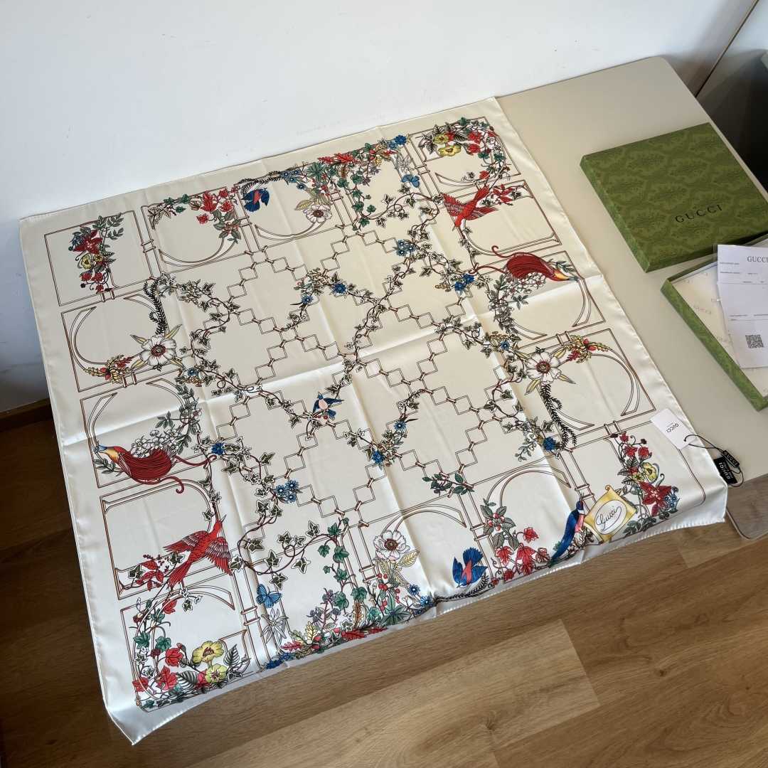 Gucci Printed Silk Twill Carré - DopestKickz