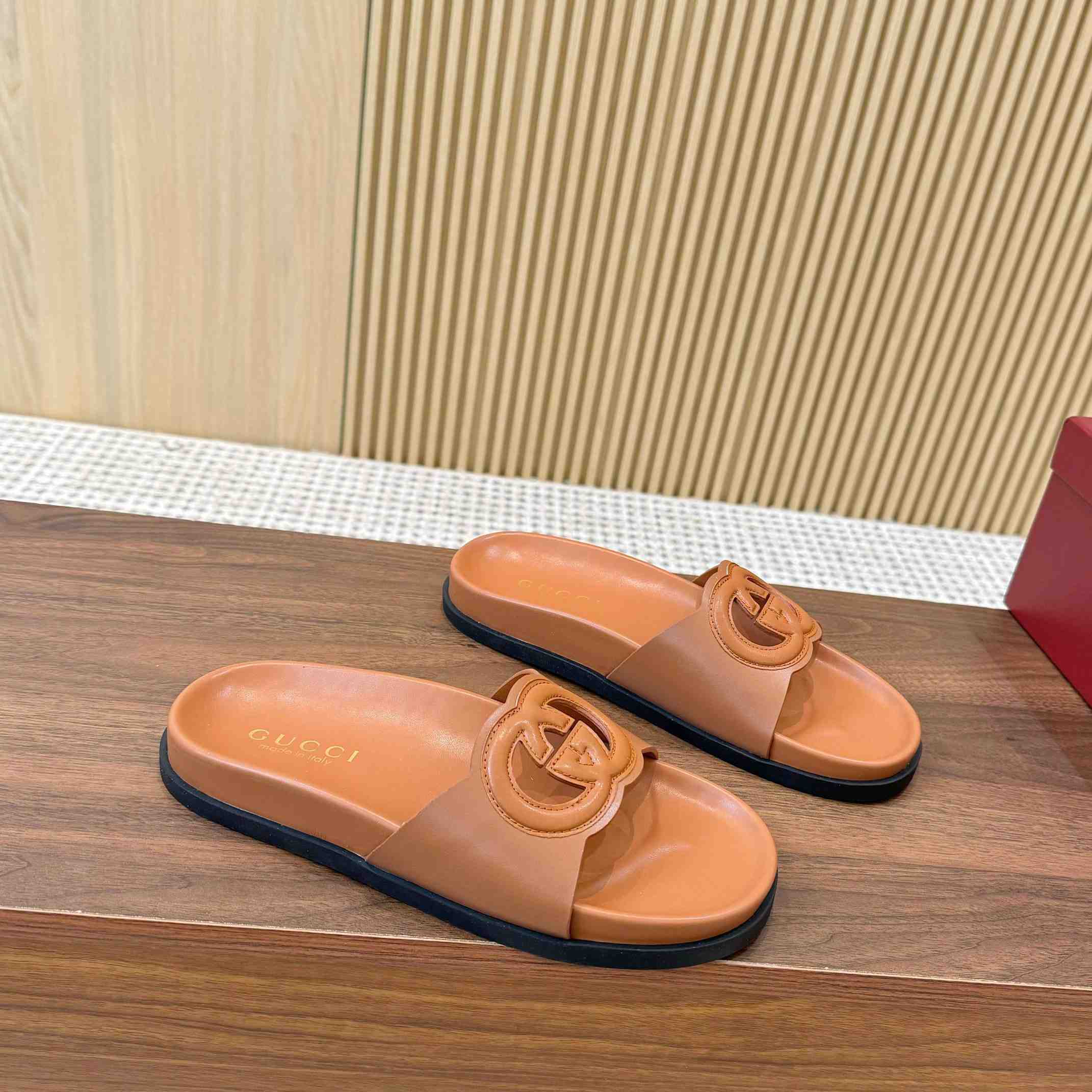 Gucci Women's Interlocking G Slide Sandal - DopestKickz