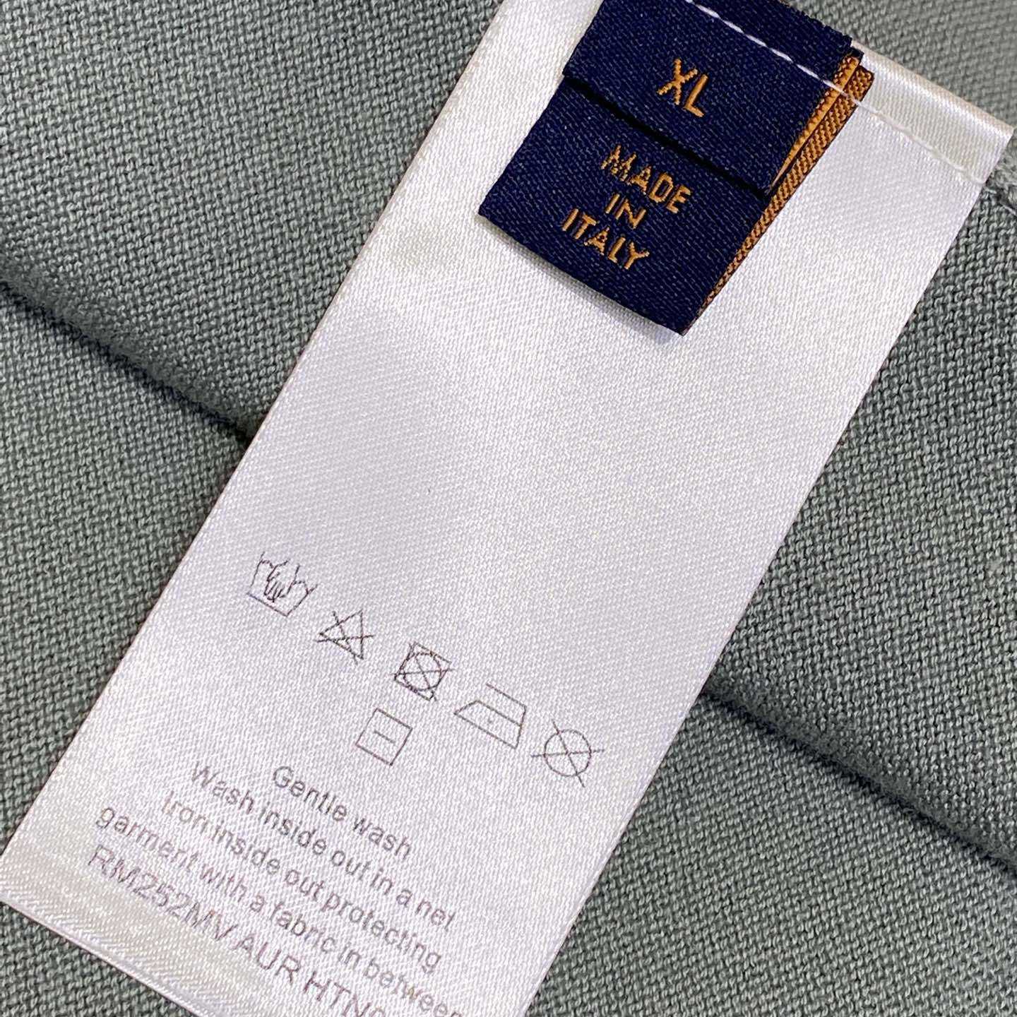 Louis Vuitton Short-Sleeved Signature Crewneck  1AHUUW - DopestKickz