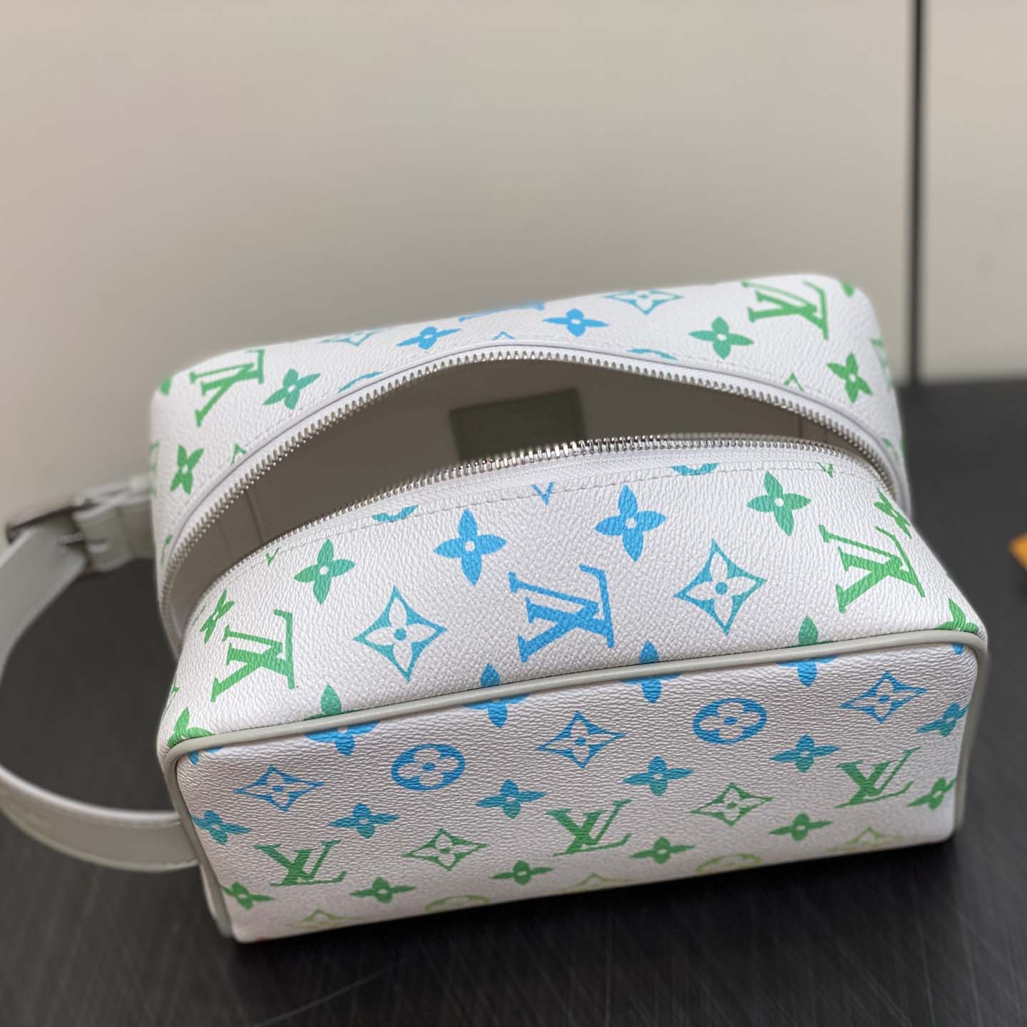 Louis Vuitton Dopp Kit   (23×13×12cm)  M14034 - DopestKickz