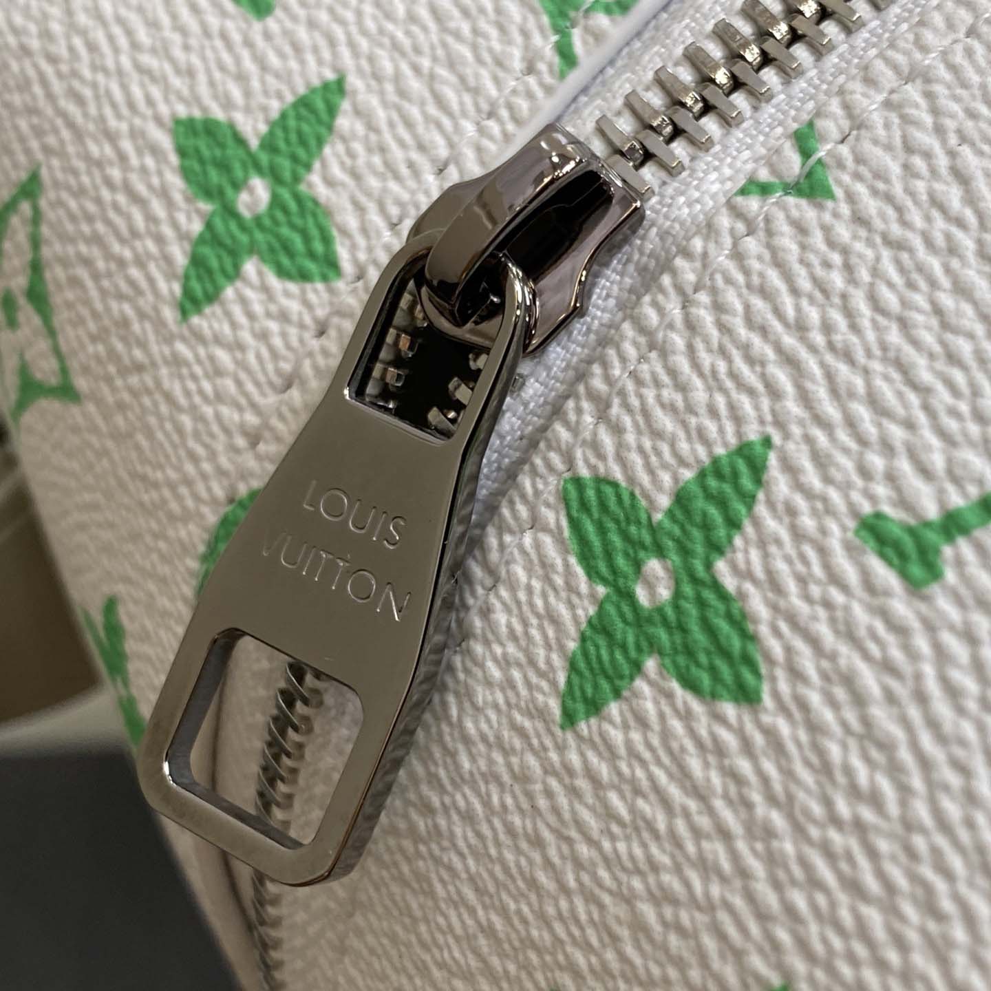 Louis Vuitton Dopp Kit   (23×13×12cm)  M14034 - DopestKickz