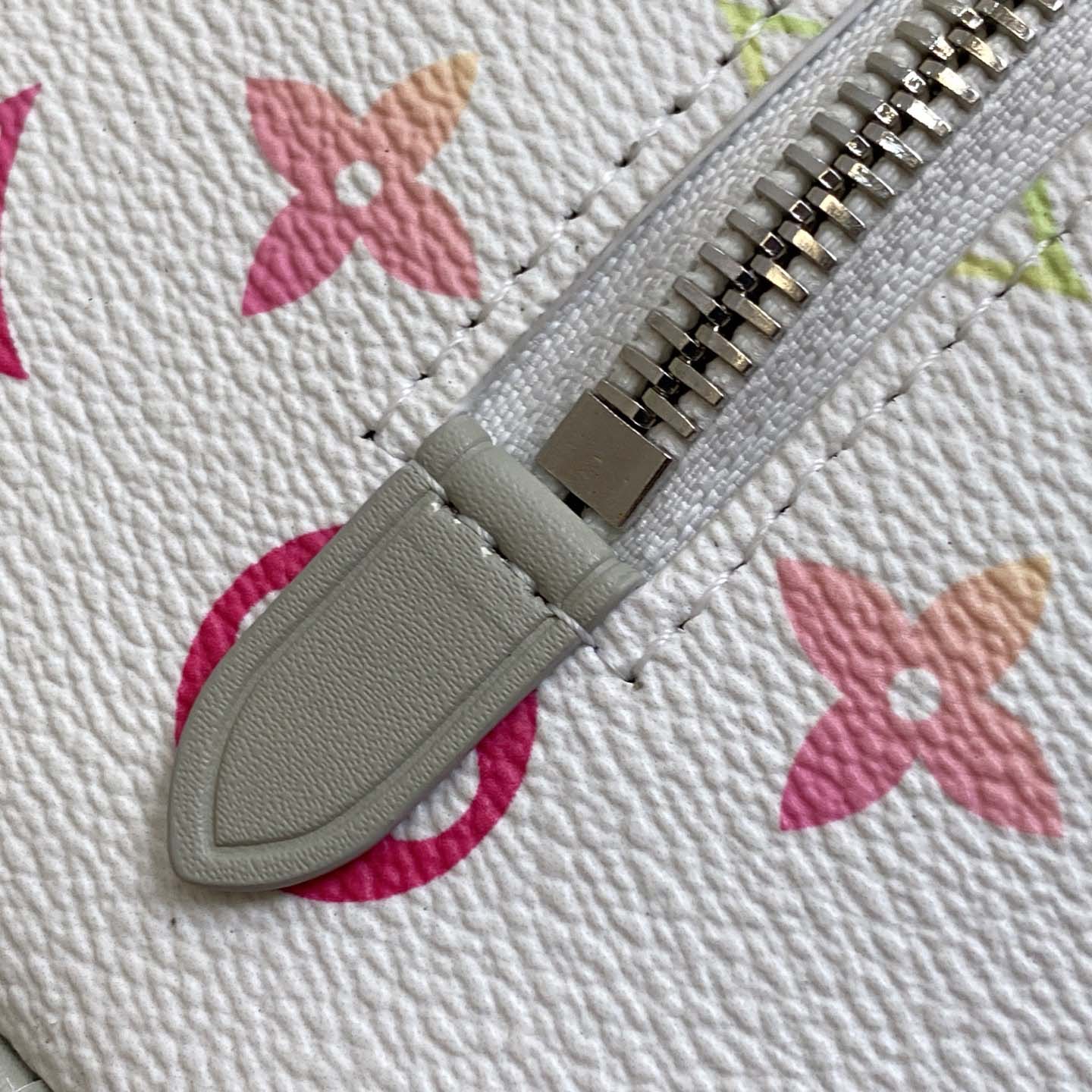 Louis Vuitton Dopp Kit   (23×13×12cm)  M14034 - DopestKickz