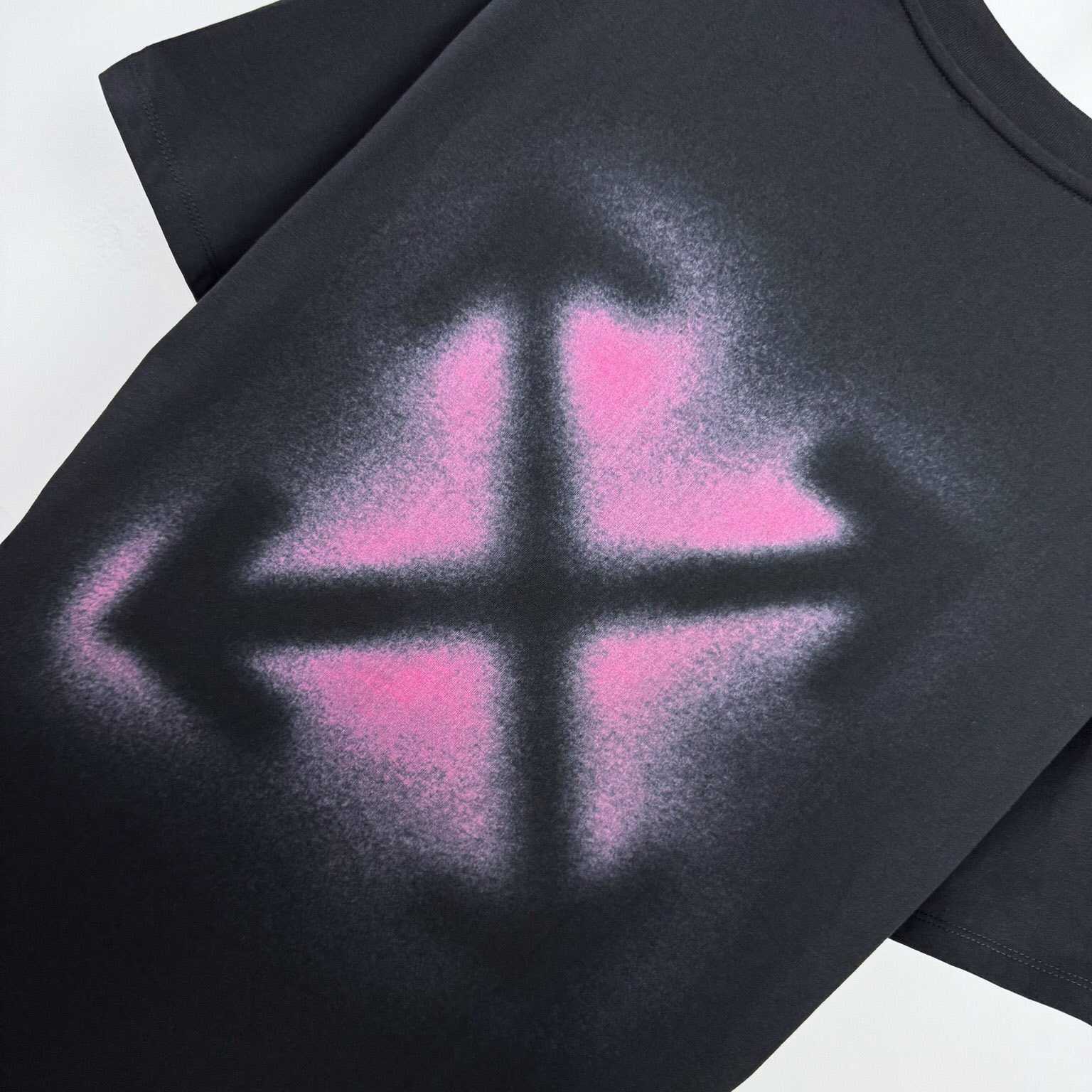 Off-White Spray Arrow T-Shirt - DopestKickz