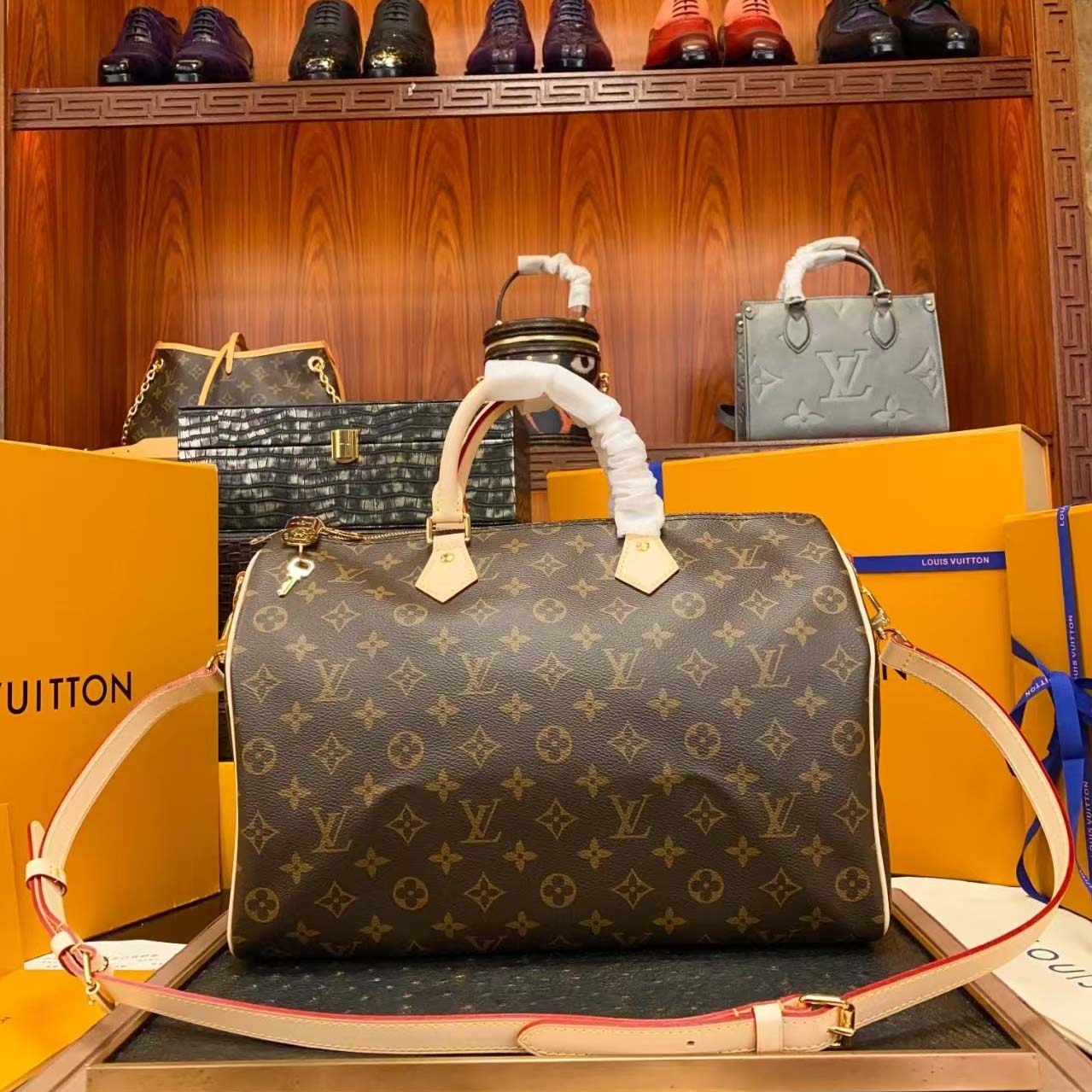 Louis Vuitton Speedy Bandoulière 35   - DopestKickz