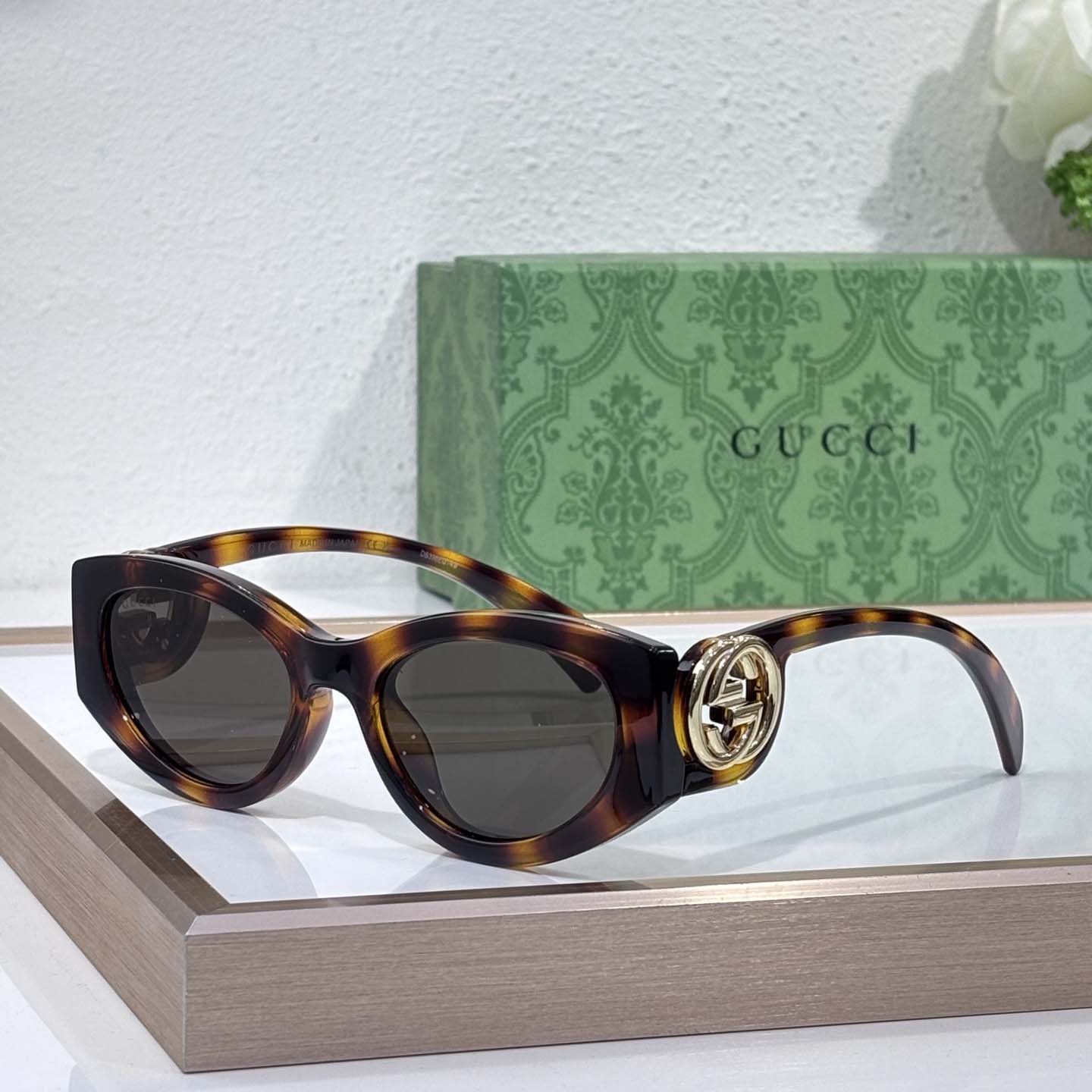Gucci Cat-eye frame Sunglasses - DopestKickz