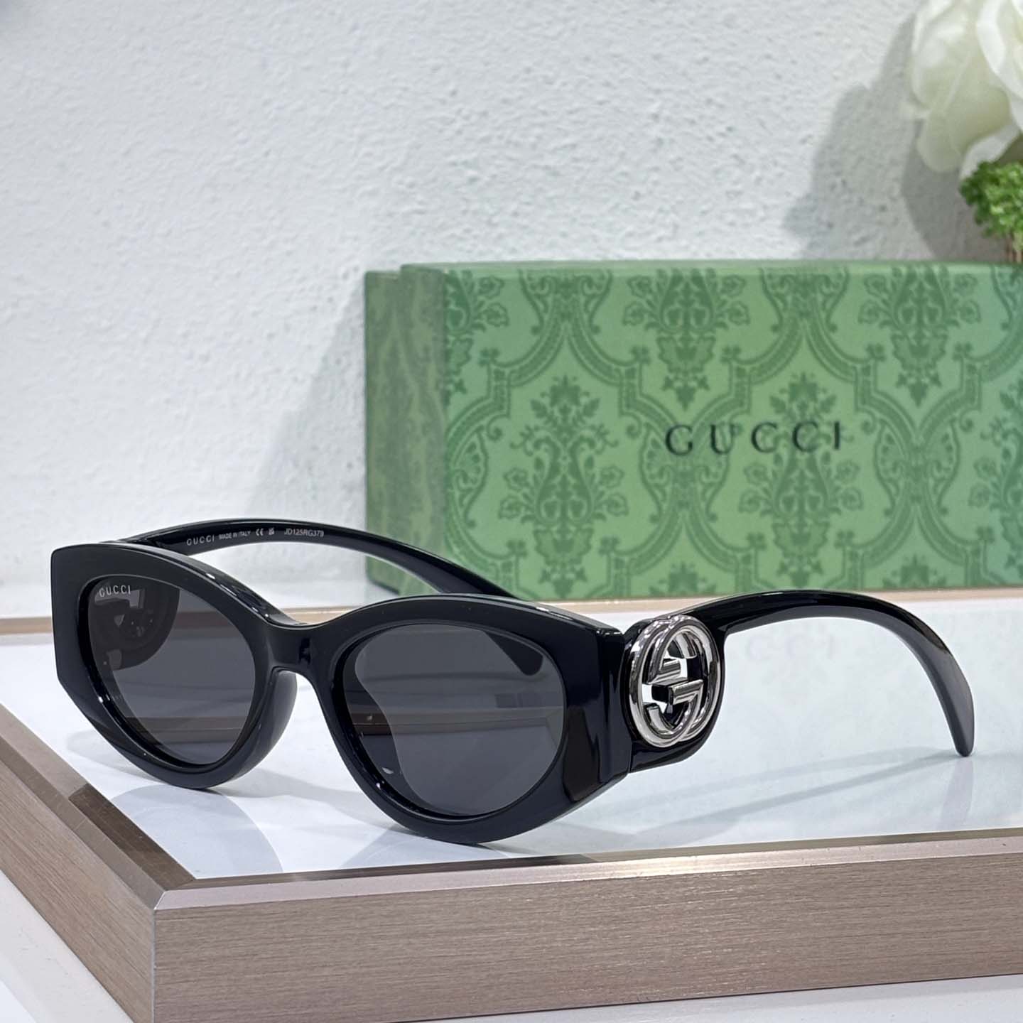 Gucci Cat-eye frame Sunglasses - DopestKickz