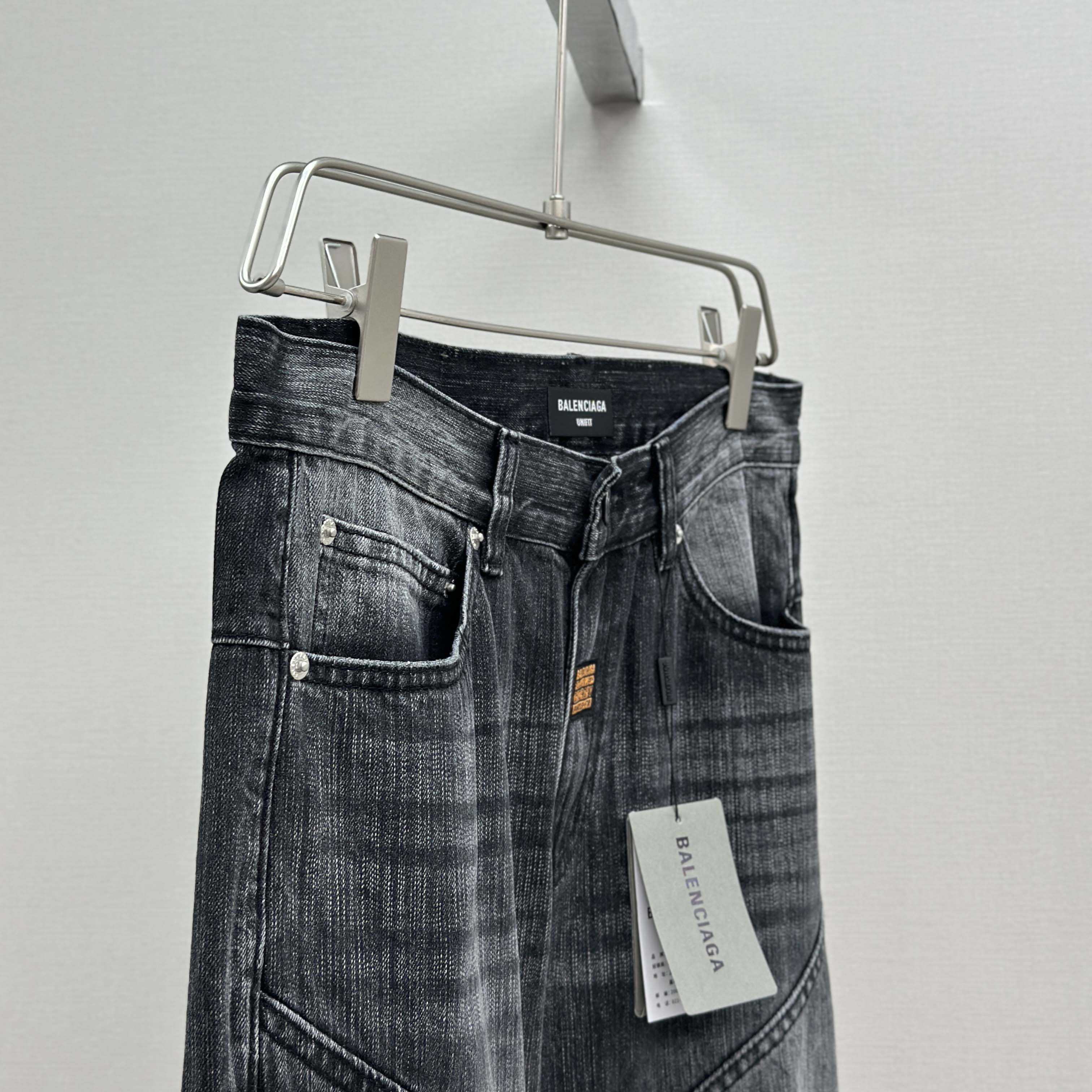 Balenciaga Fitted Low-waist Pants In Black - DopestKickz