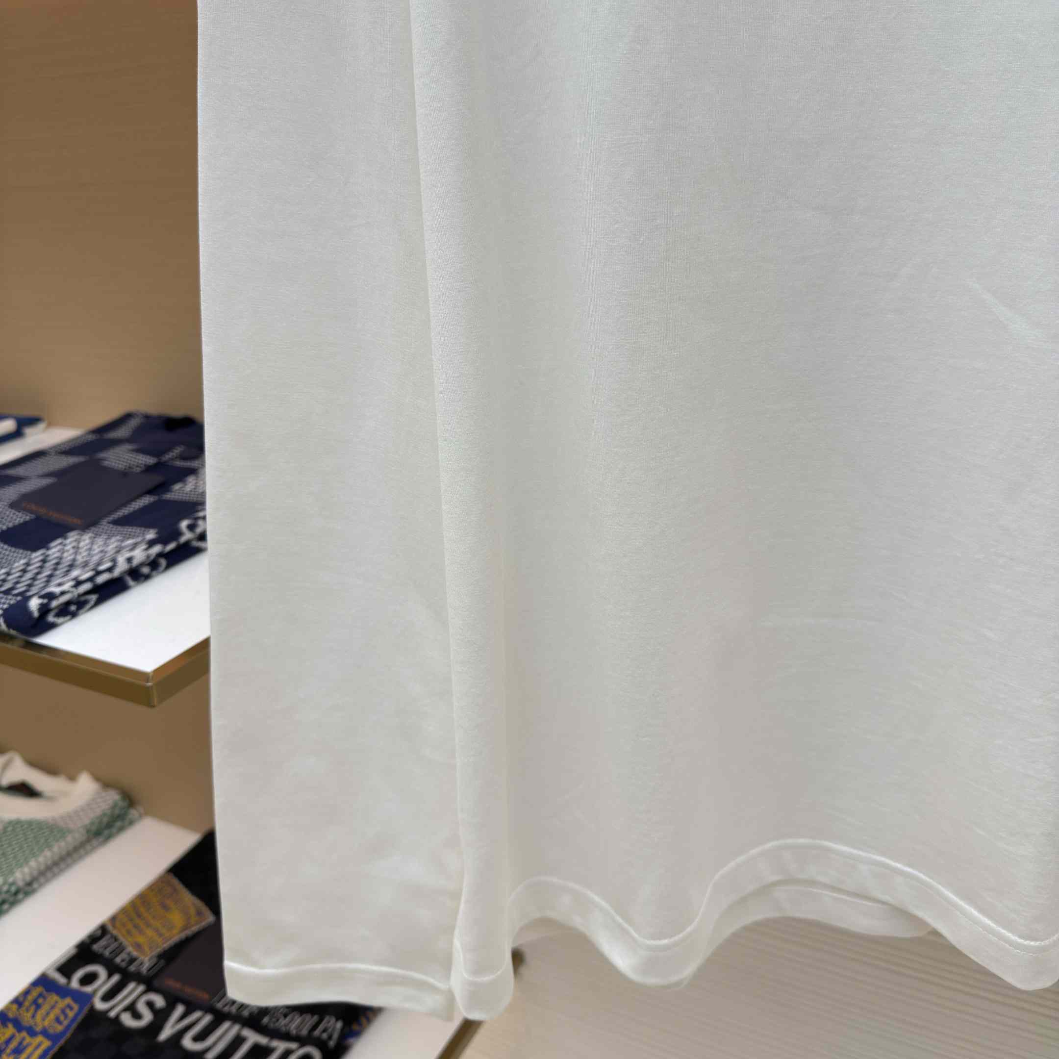 Louis Vuitton Embossed LV Long-Sleeved T-Shirt   1AIOIP - DopestKickz