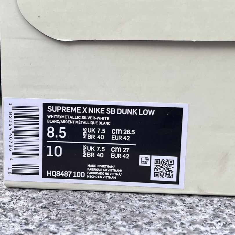 Supreme x Nike SB Dunk Low 