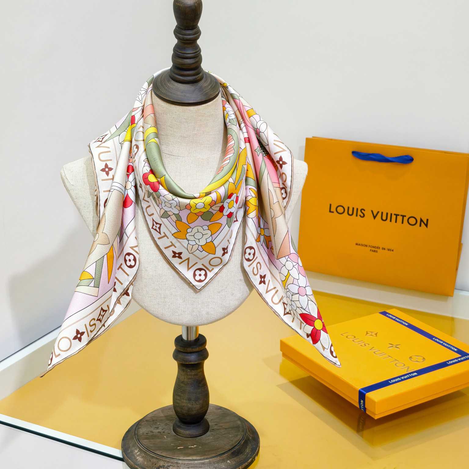 Louis Vuitton Picnic Square 90   M96355 - DopestKickz