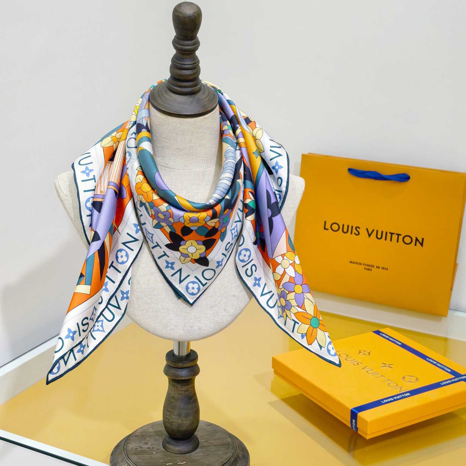 Louis Vuitton Picnic Square 90   M96354 - DopestKickz