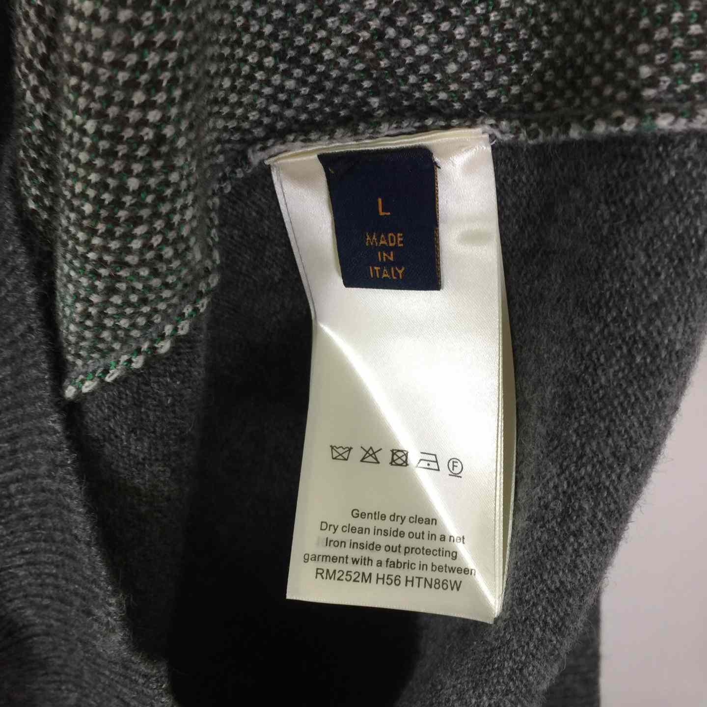 Louis Vuitton Argyle Crewneck    1AIMCJ - DopestKickz