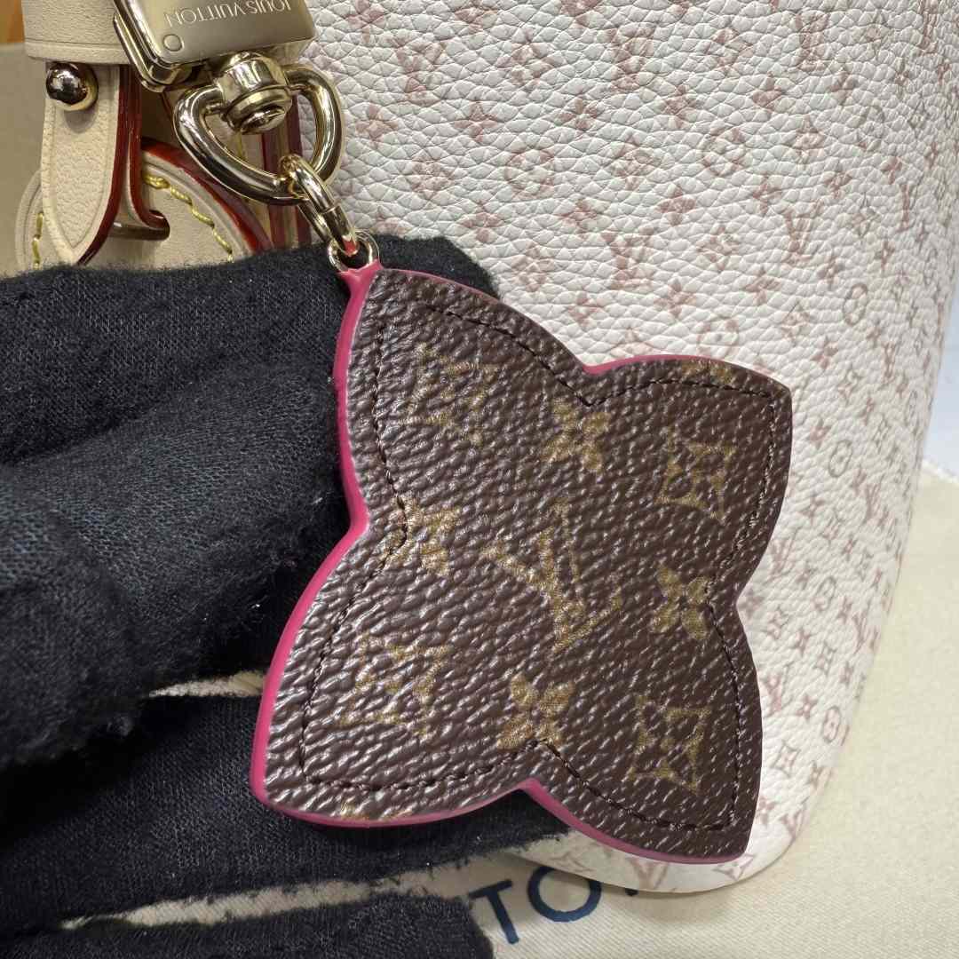 Louis Vuitton All In BB   M15130 - DopestKickz